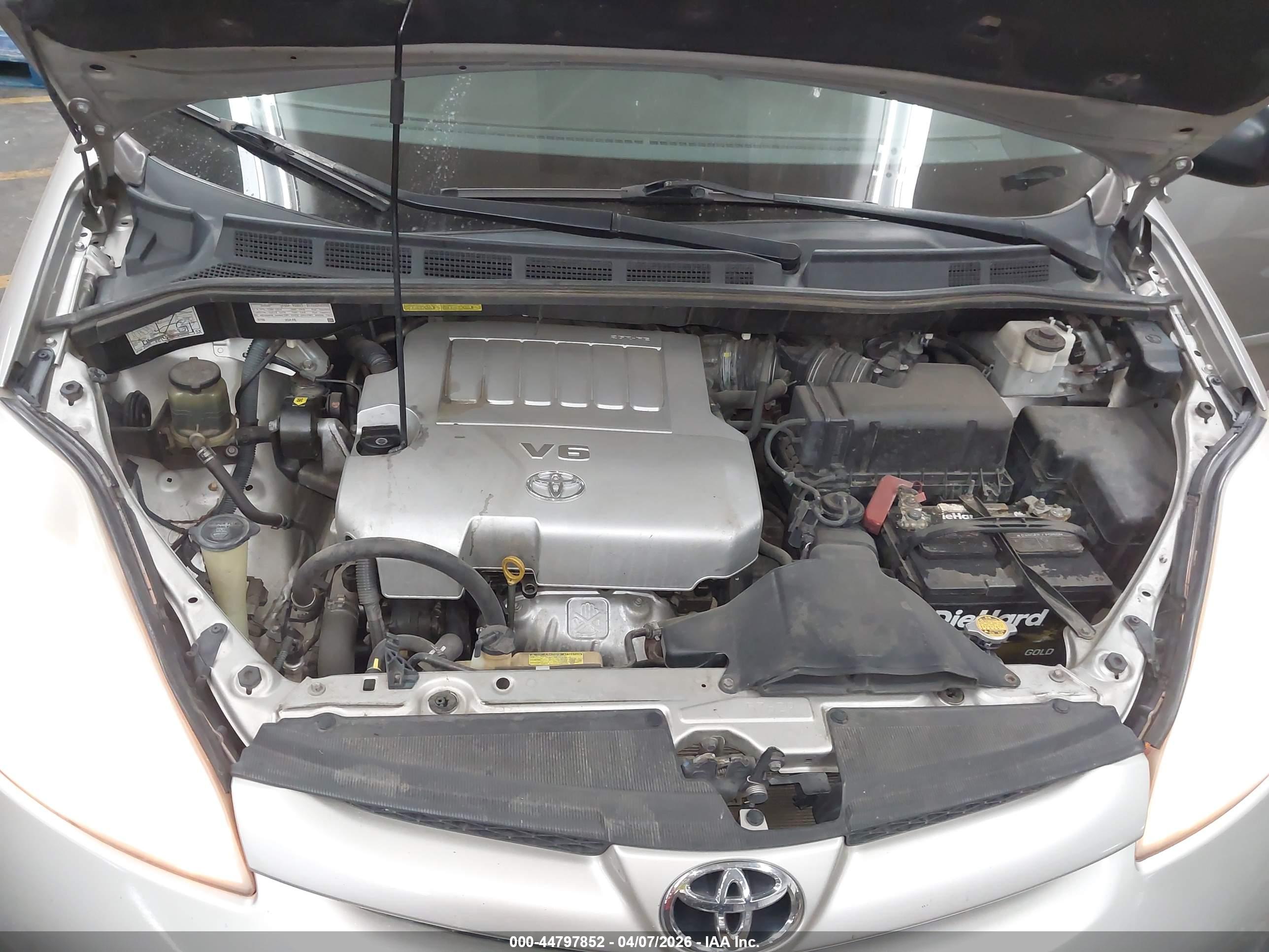 TOYOTA SIENNA image 10