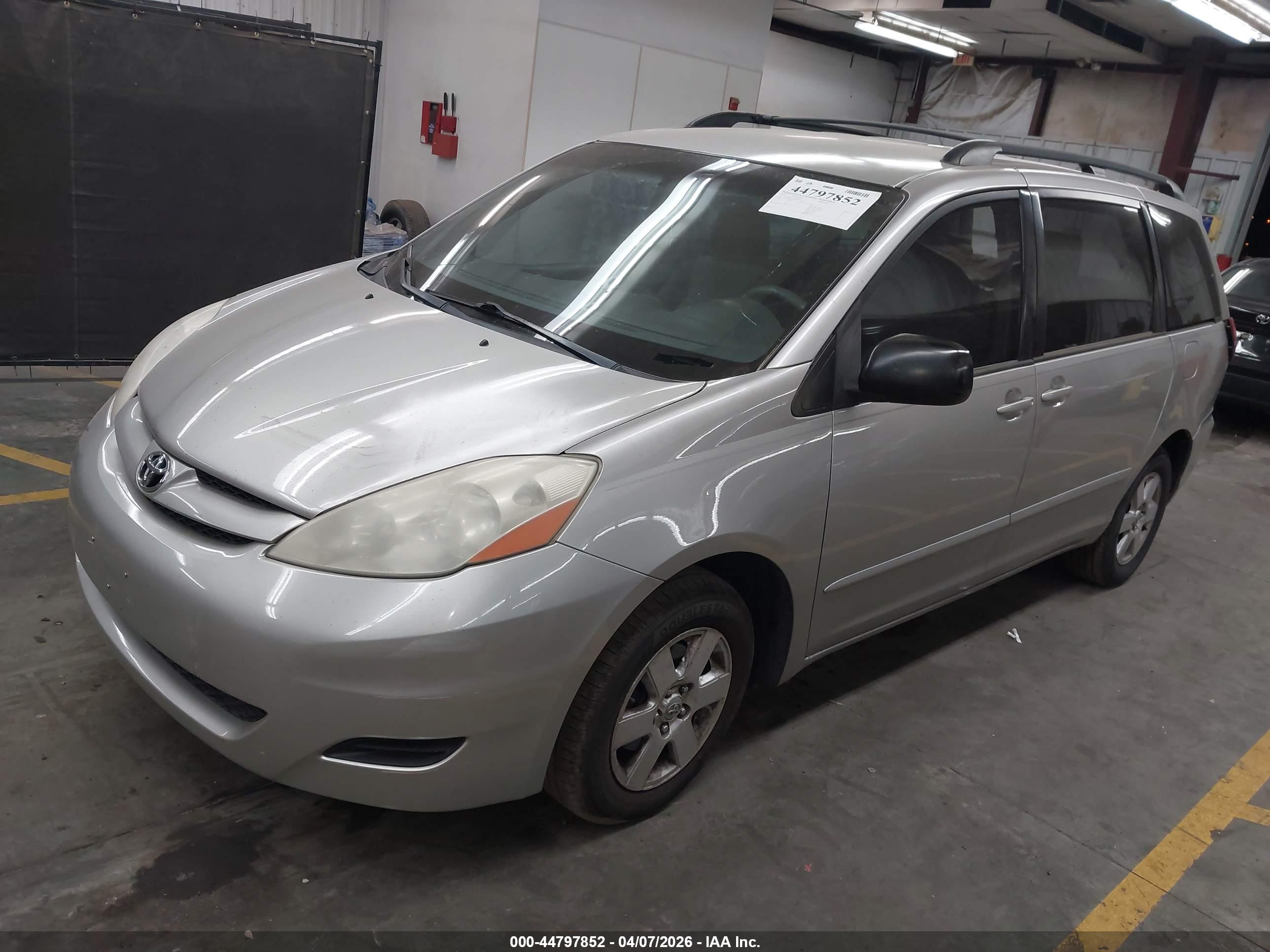 TOYOTA SIENNA image 2