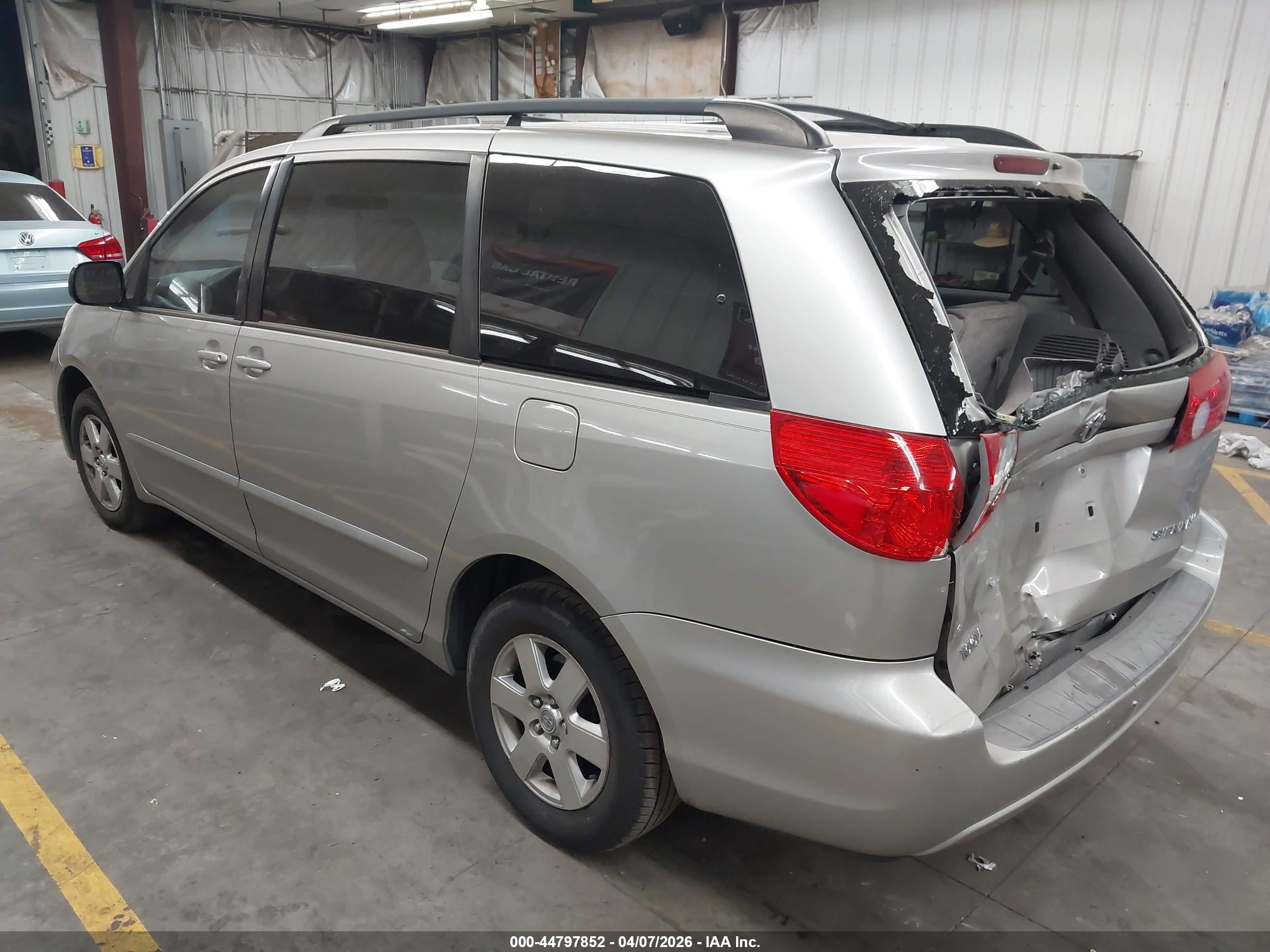 TOYOTA SIENNA image 3