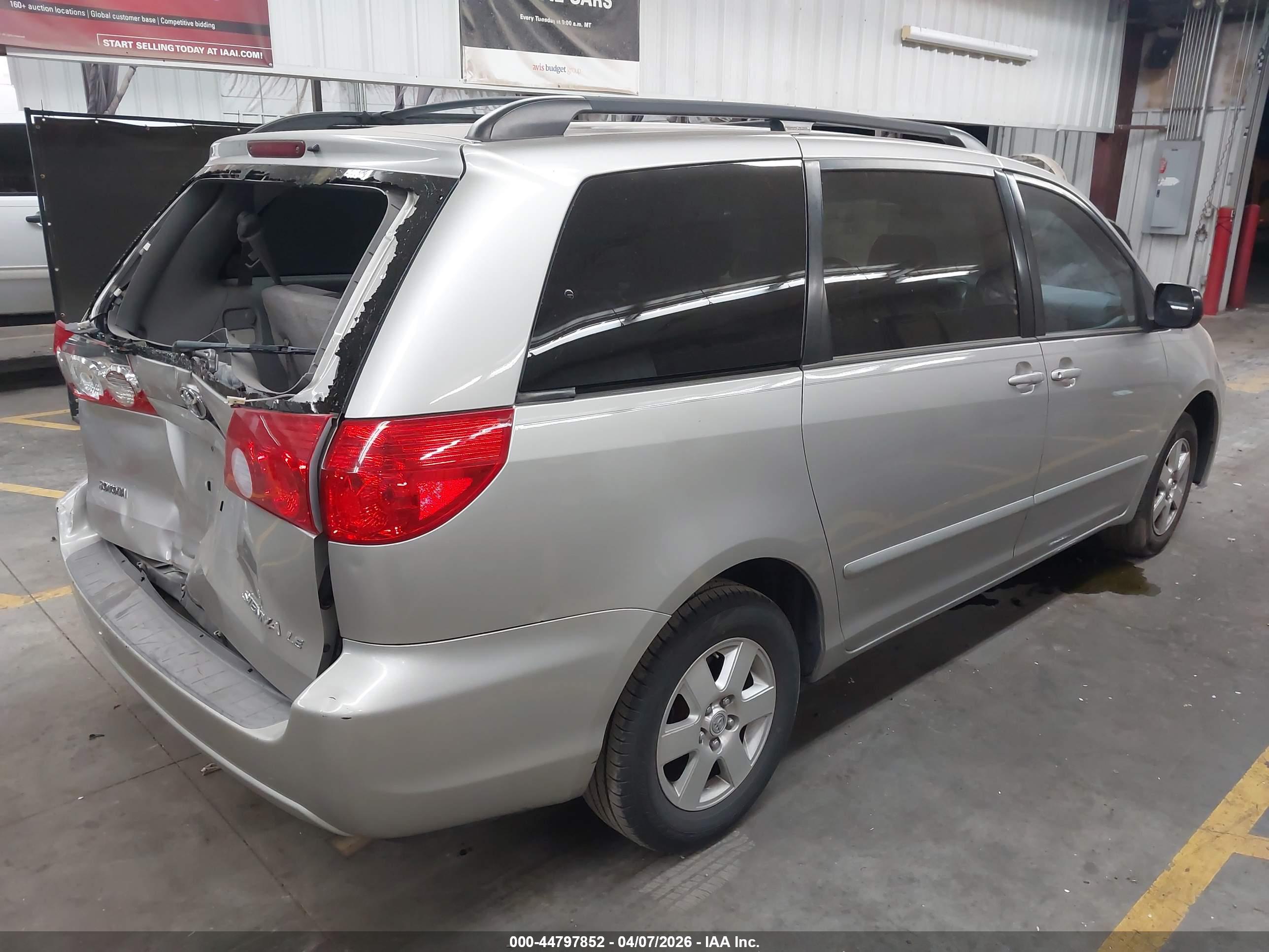 TOYOTA SIENNA image 4