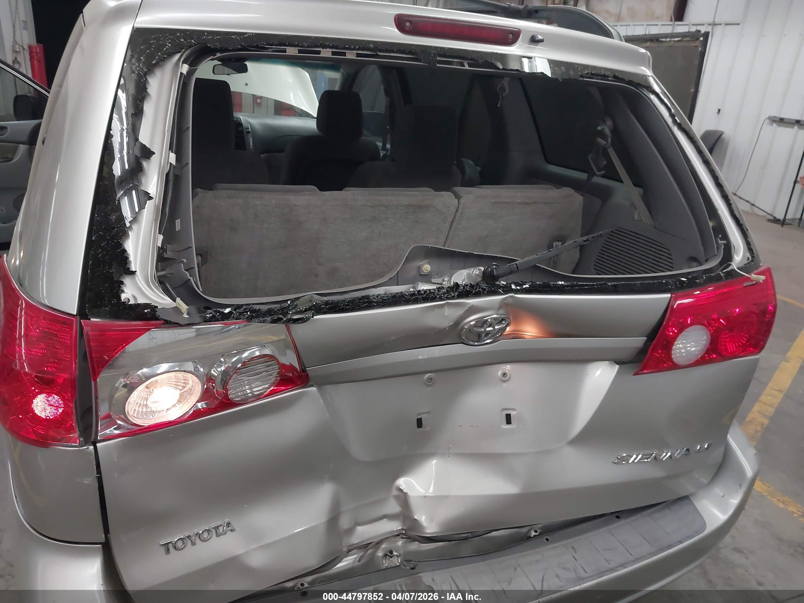 TOYOTA SIENNA image 6
