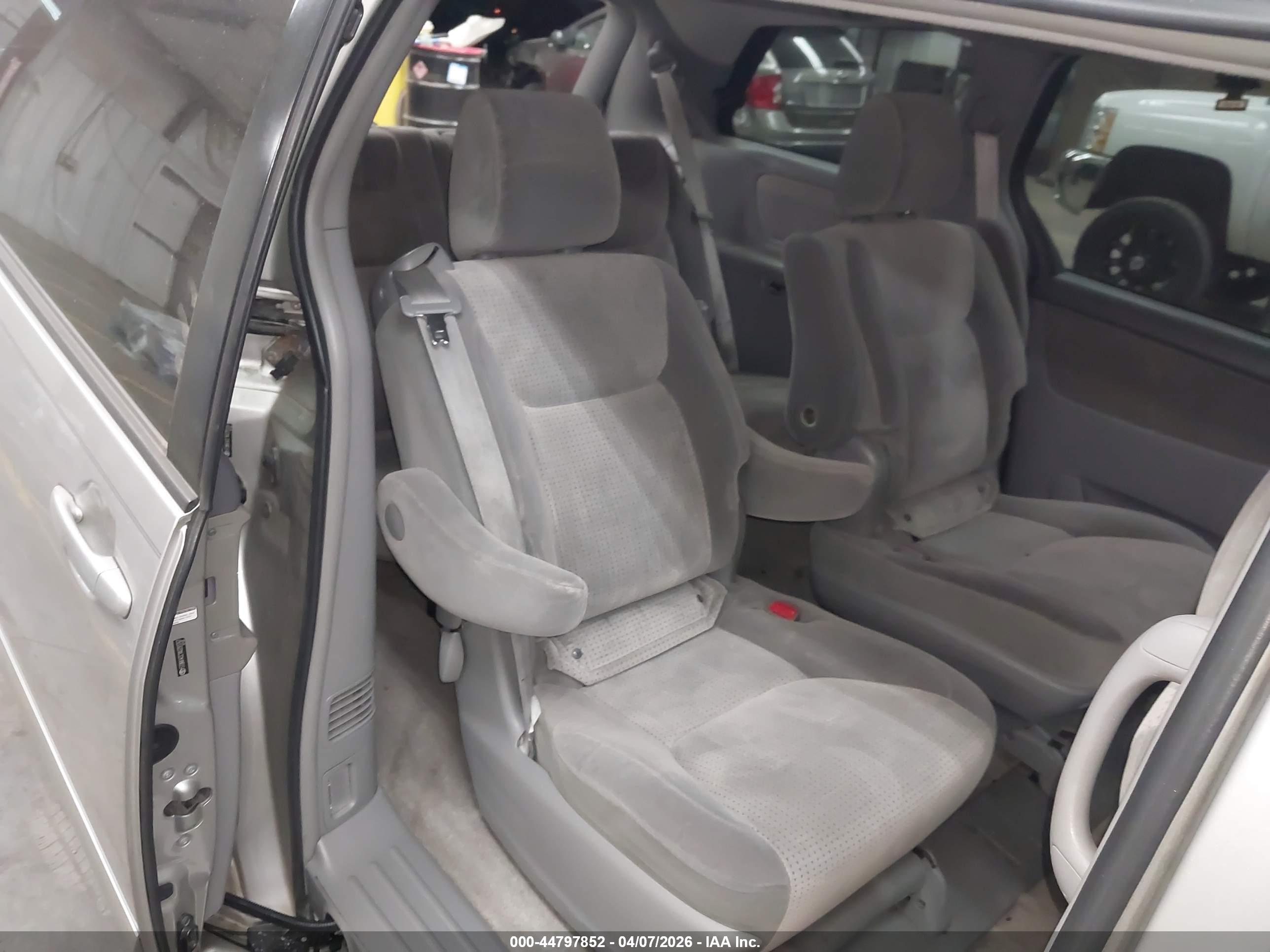 TOYOTA SIENNA image 8