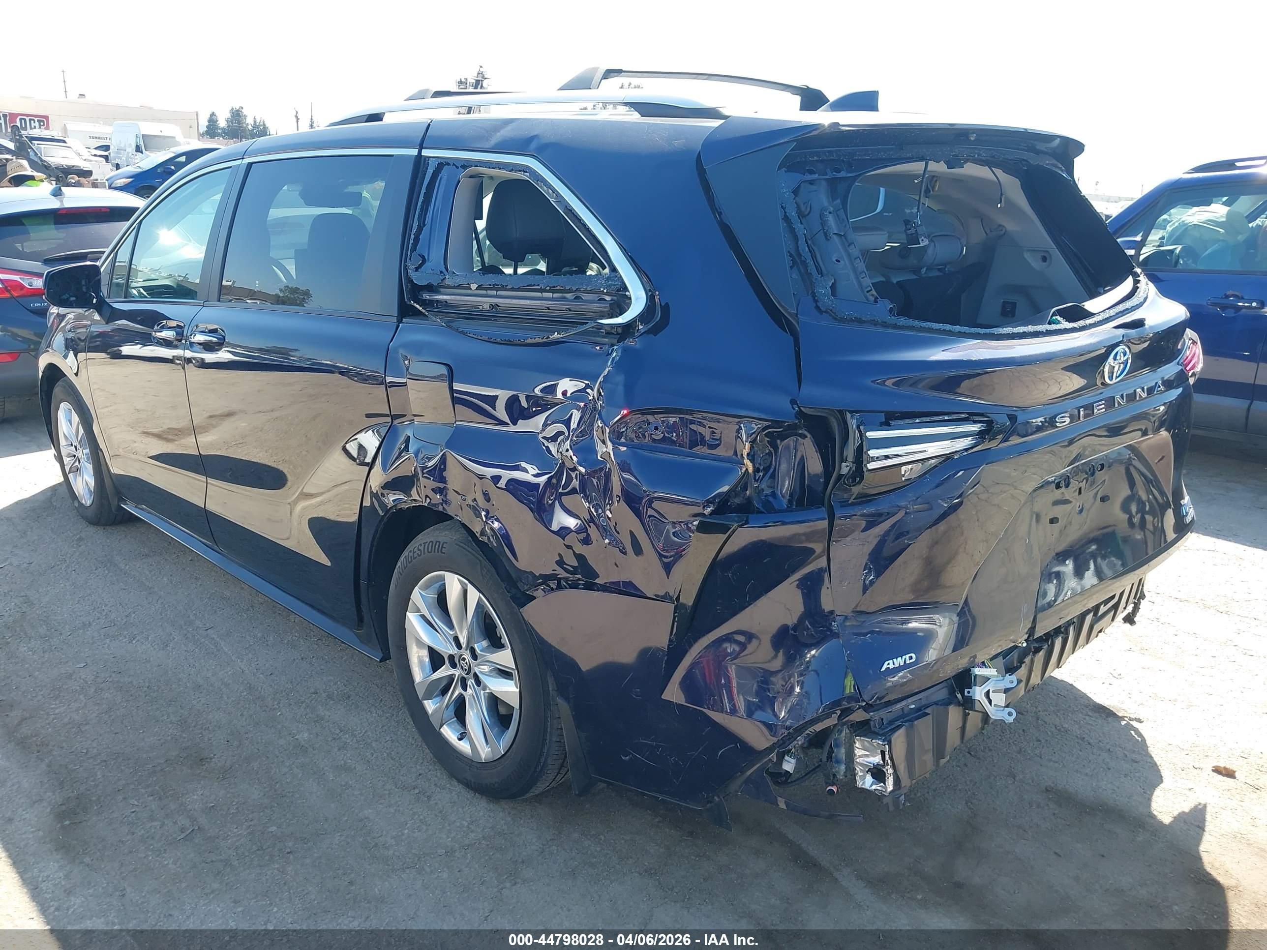 TOYOTA SIENNA image 3