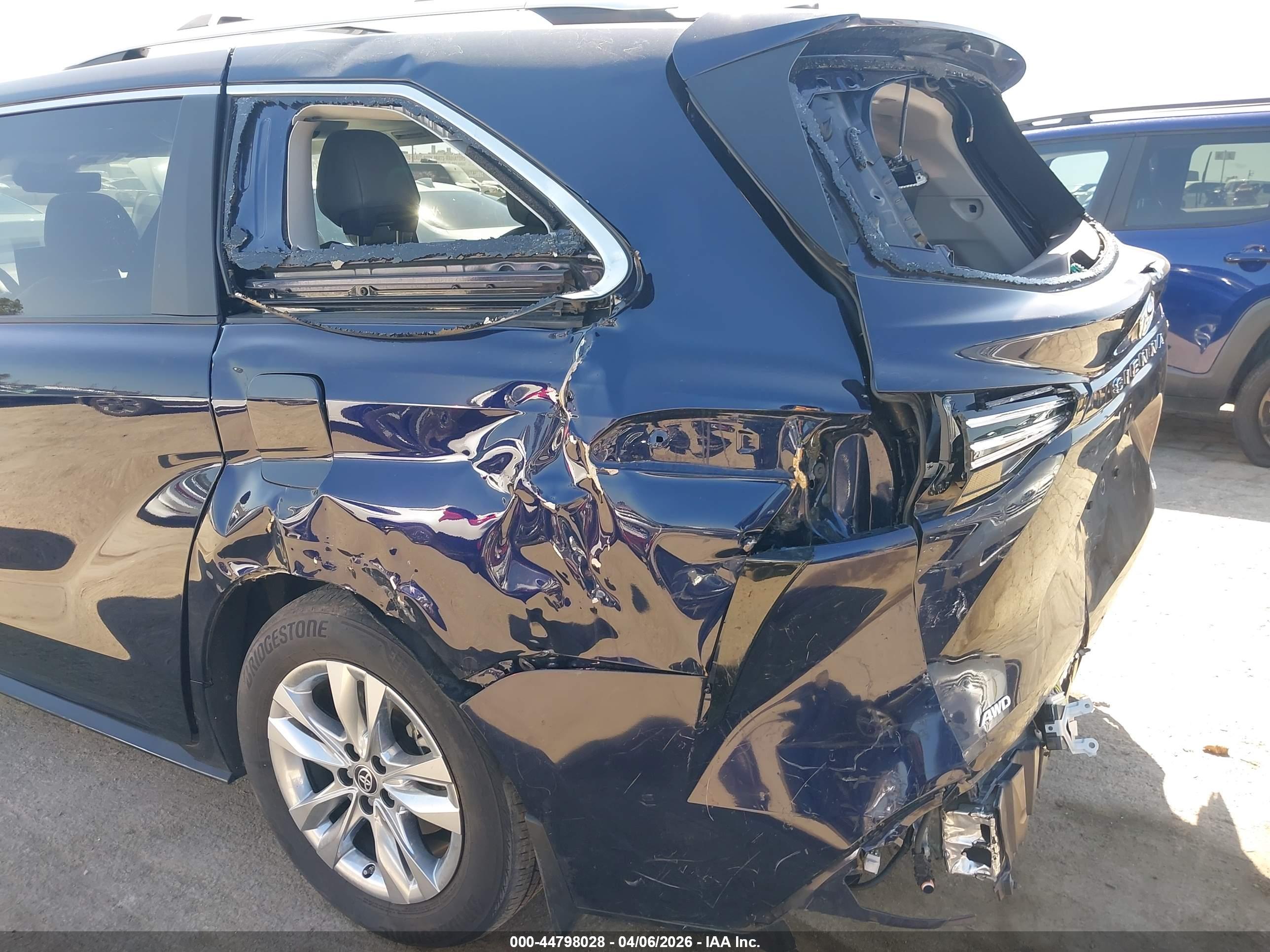 TOYOTA SIENNA image 6
