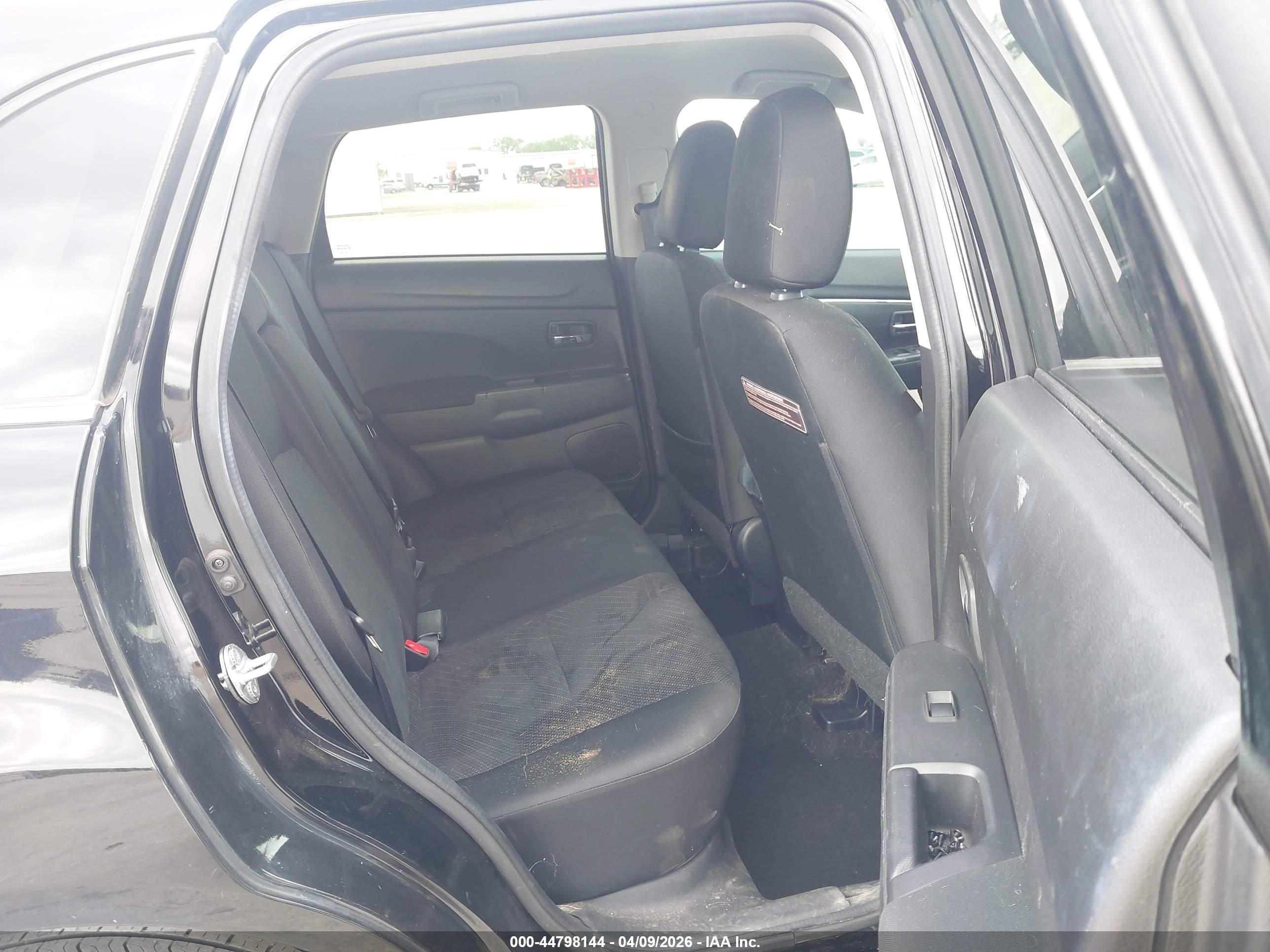 MITSUBISHI OUTLANDER image 8