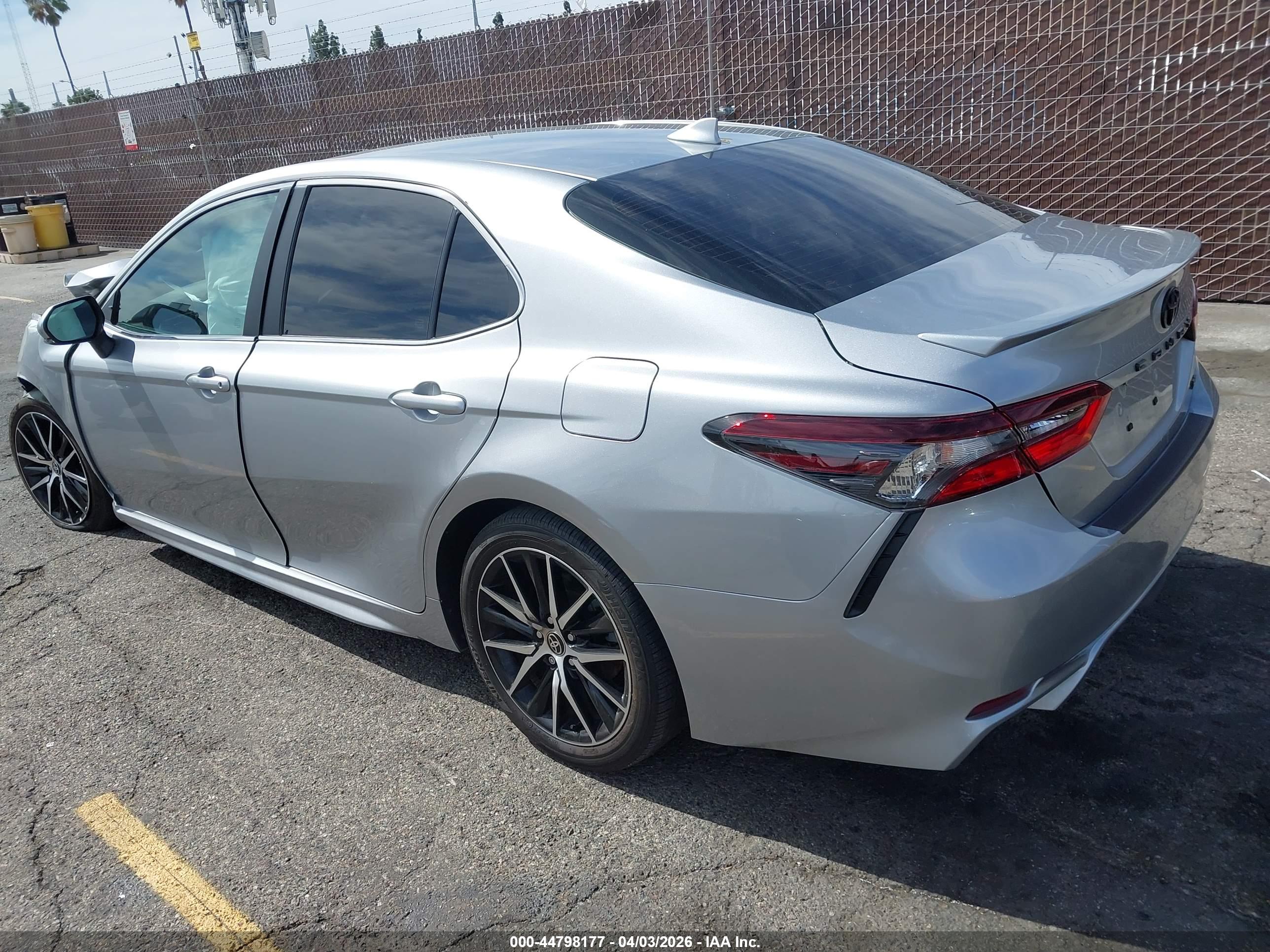 TOYOTA CAMRY image 3