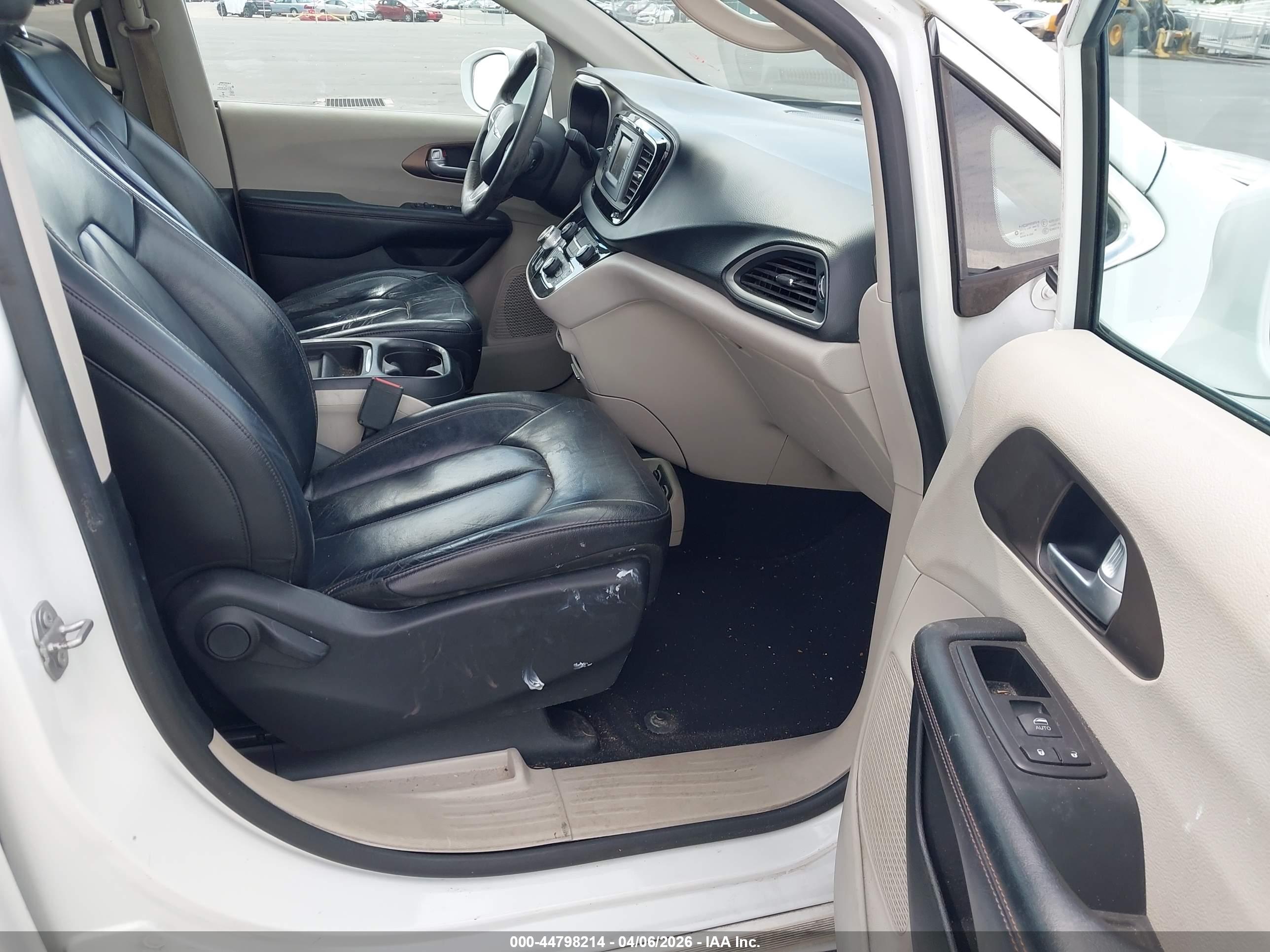 CHRYSLER PACIFICA image 5