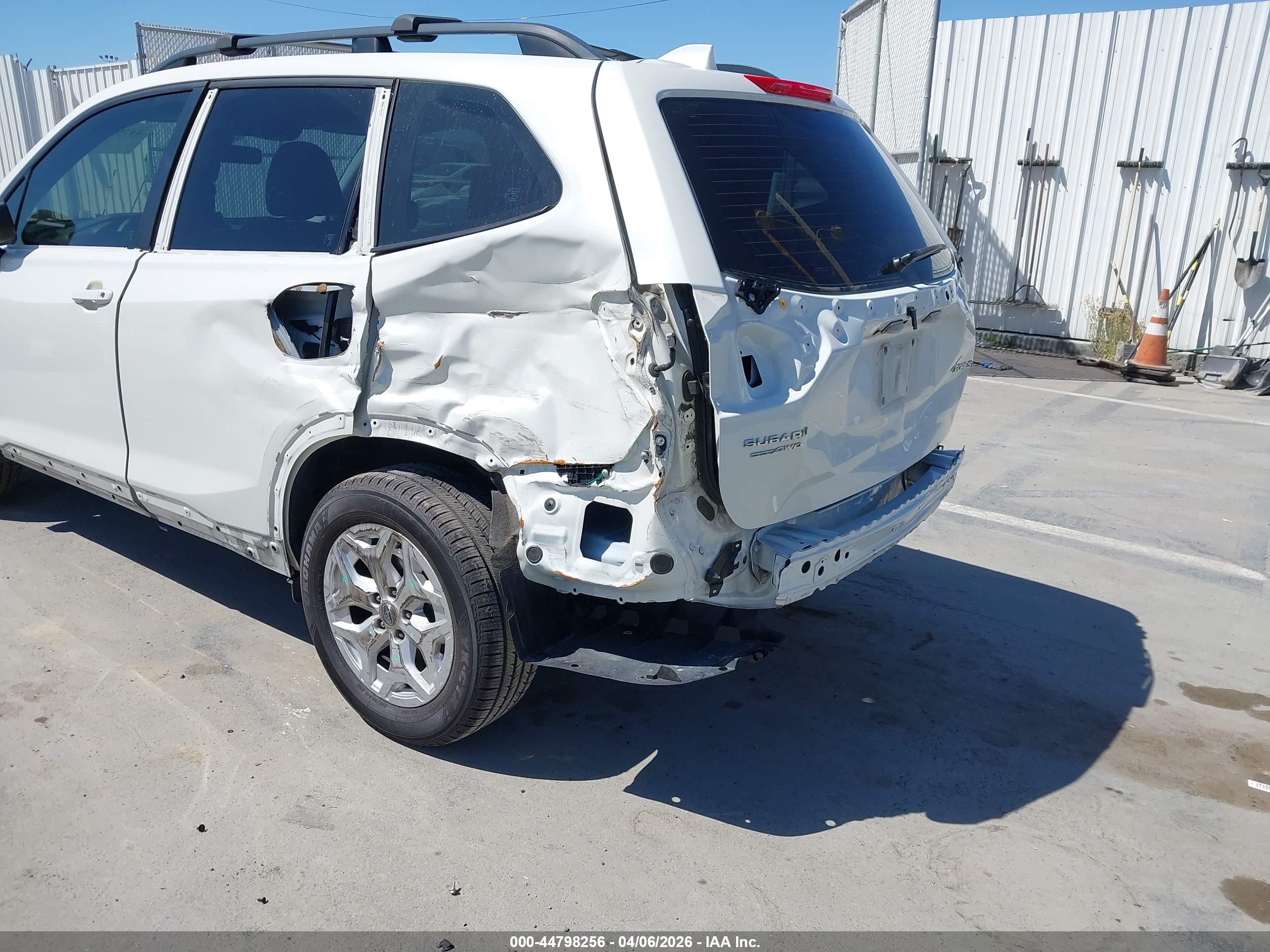 SUBARU FORESTER image 6