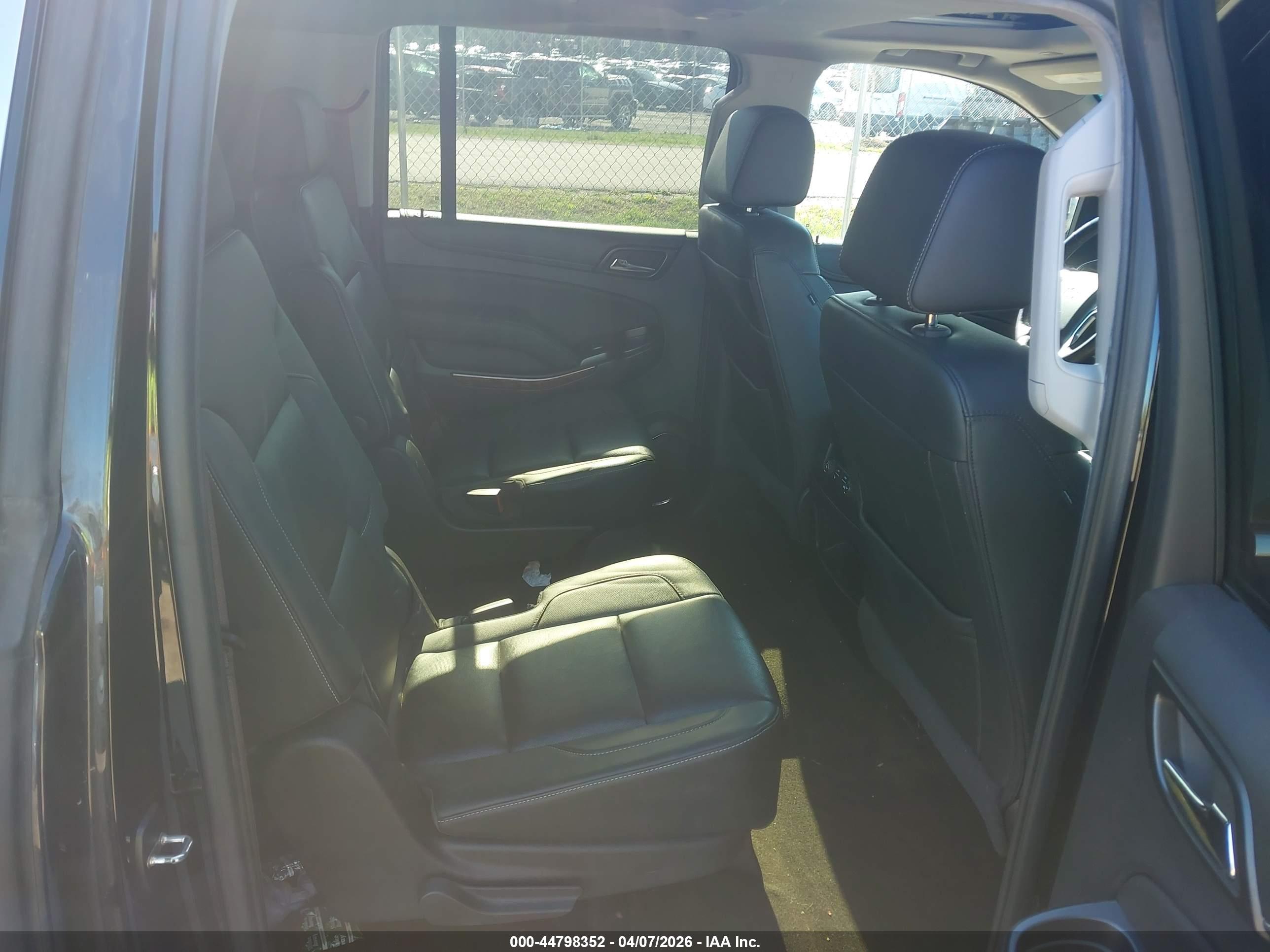 CHEVROLET SUBURBAN image 8