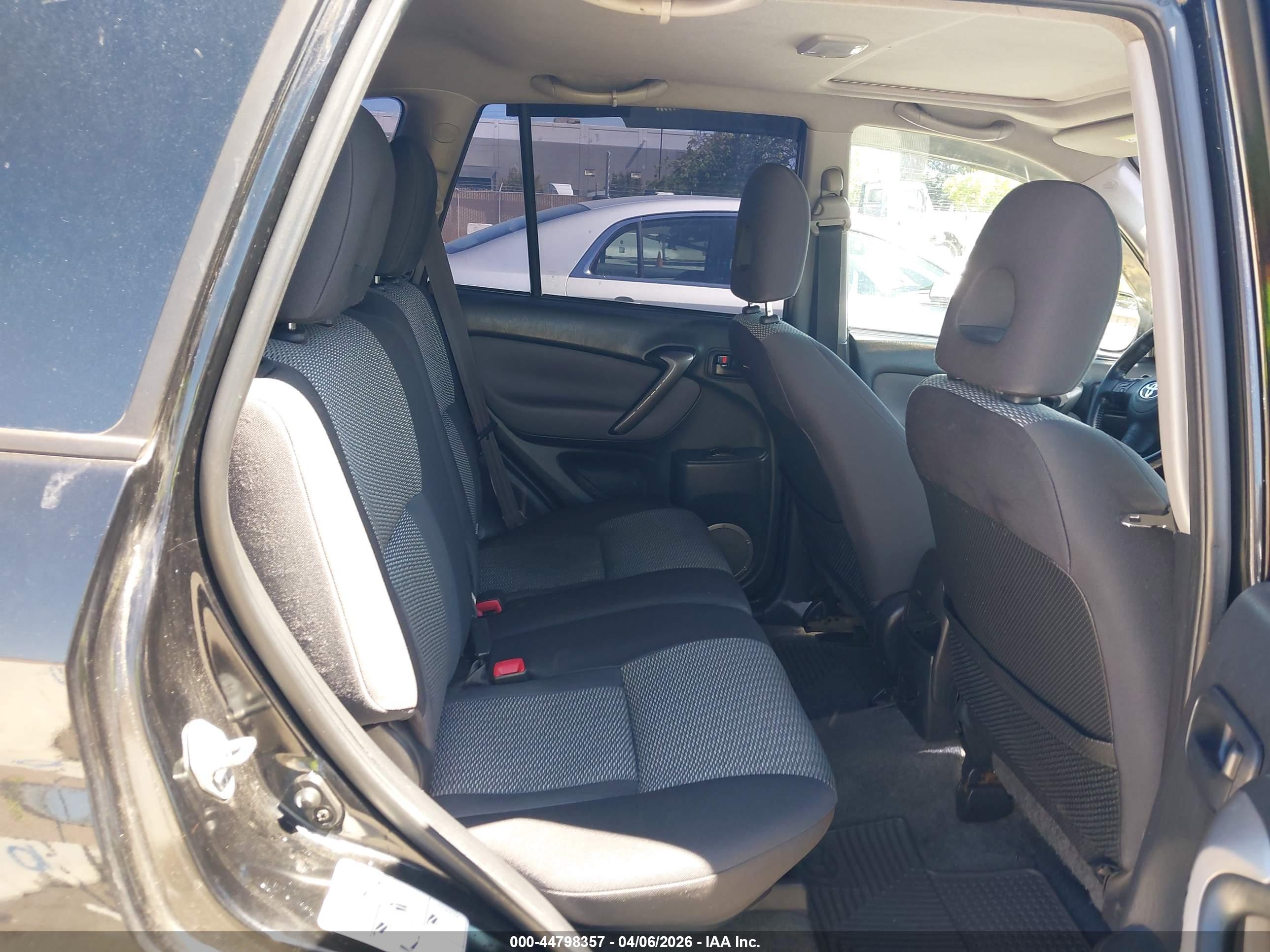 TOYOTA RAV4 image 8