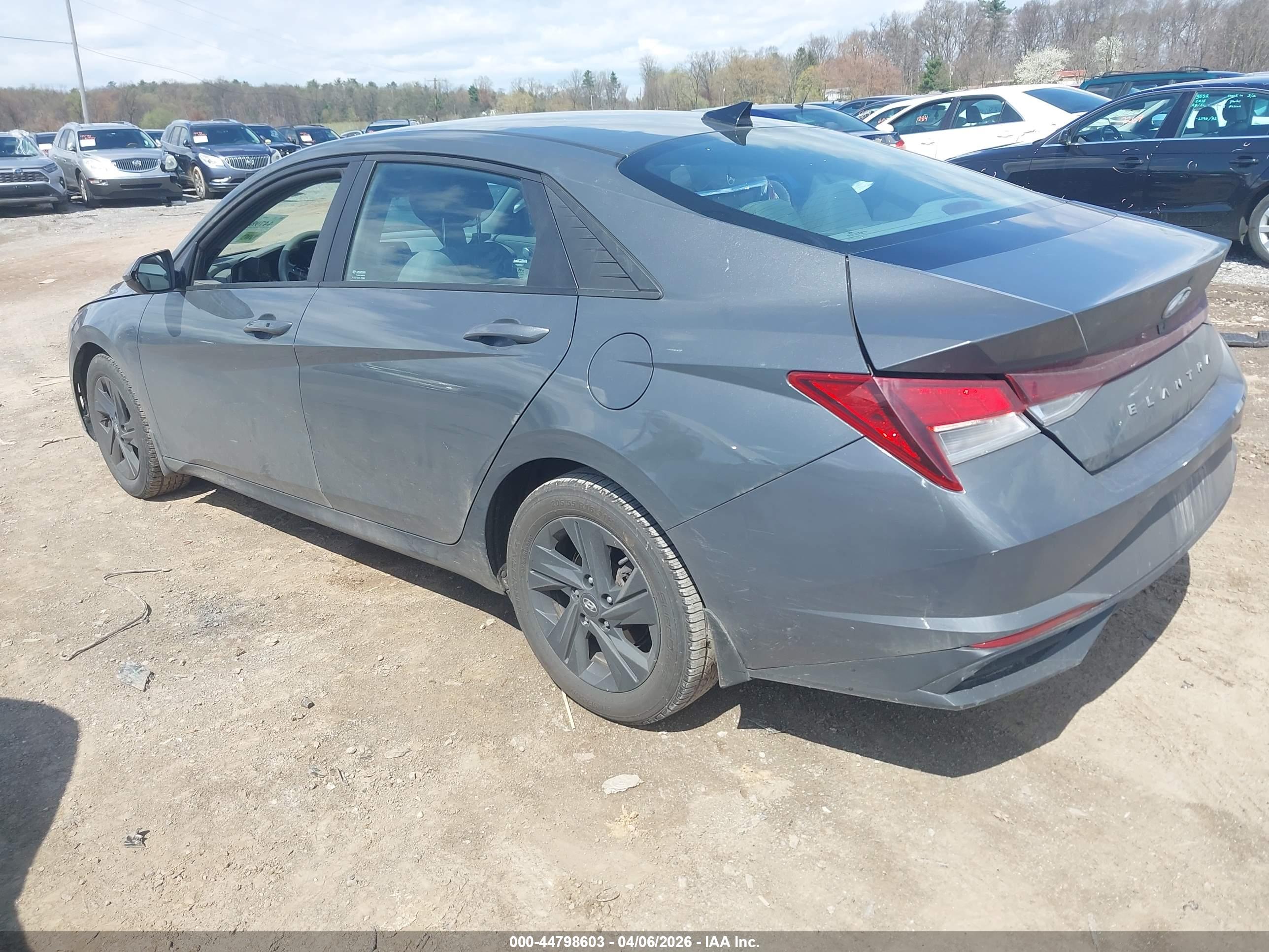 HYUNDAI ELANTRA image 3