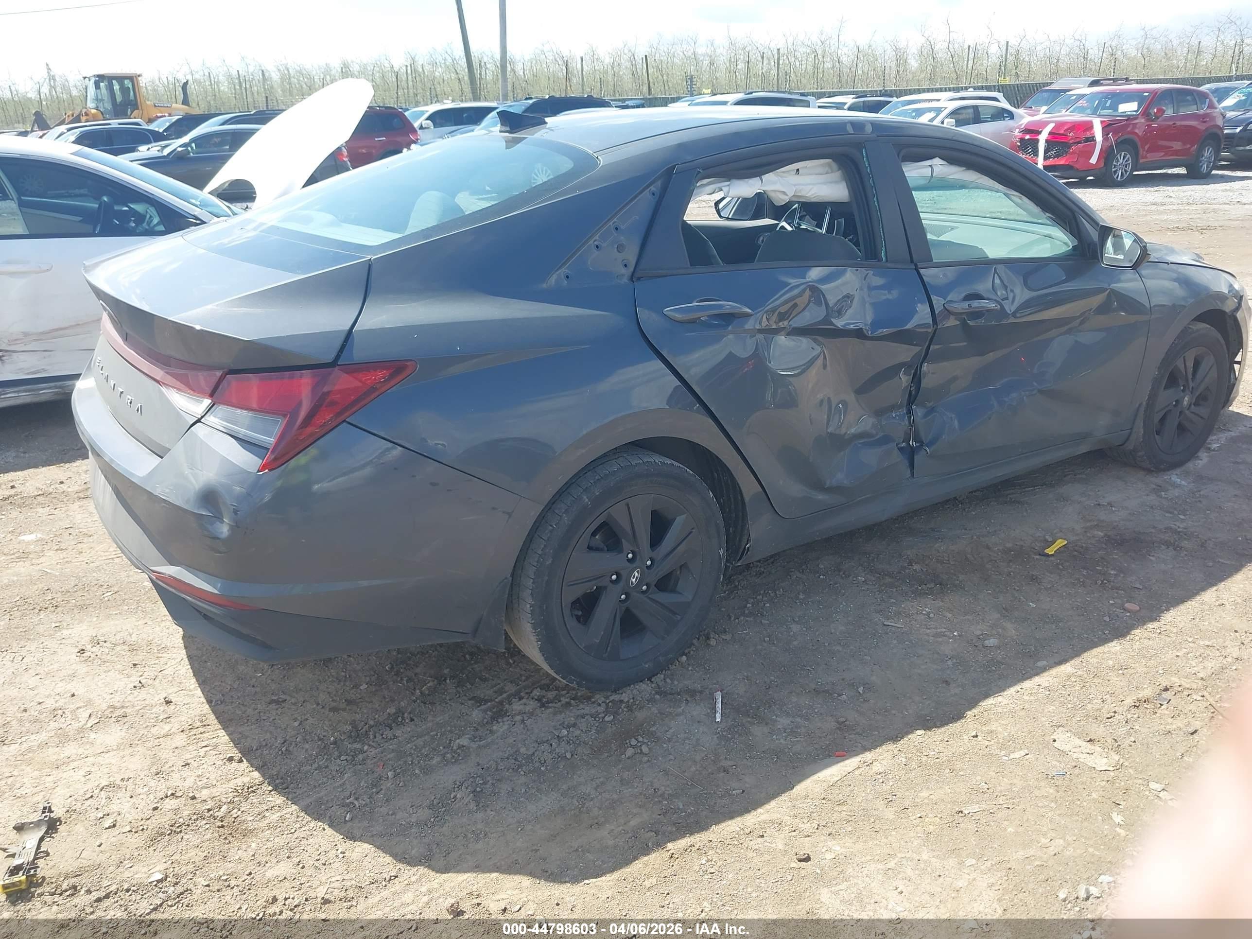 HYUNDAI ELANTRA image 4