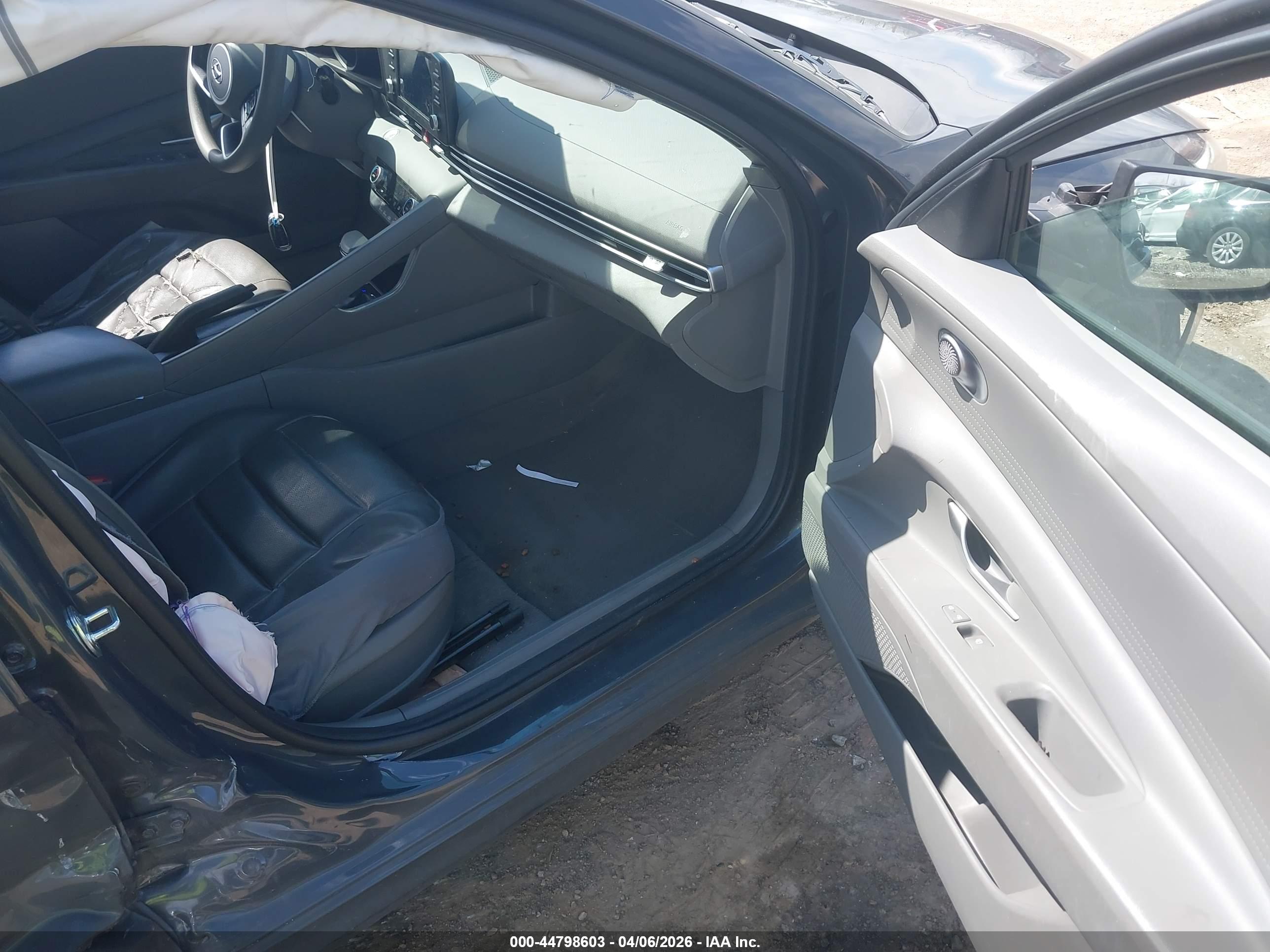 HYUNDAI ELANTRA image 5