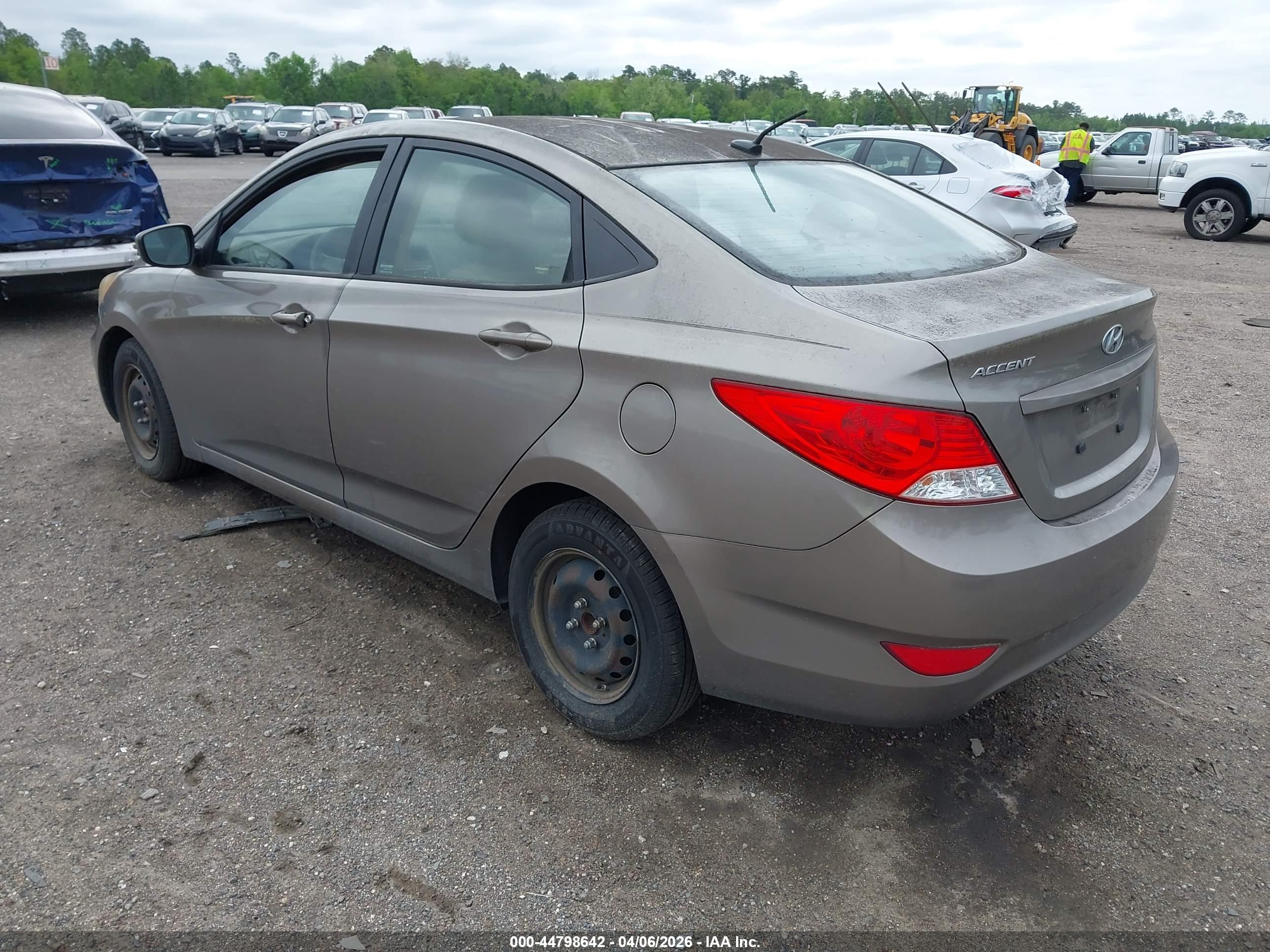 HYUNDAI ACCENT image 3