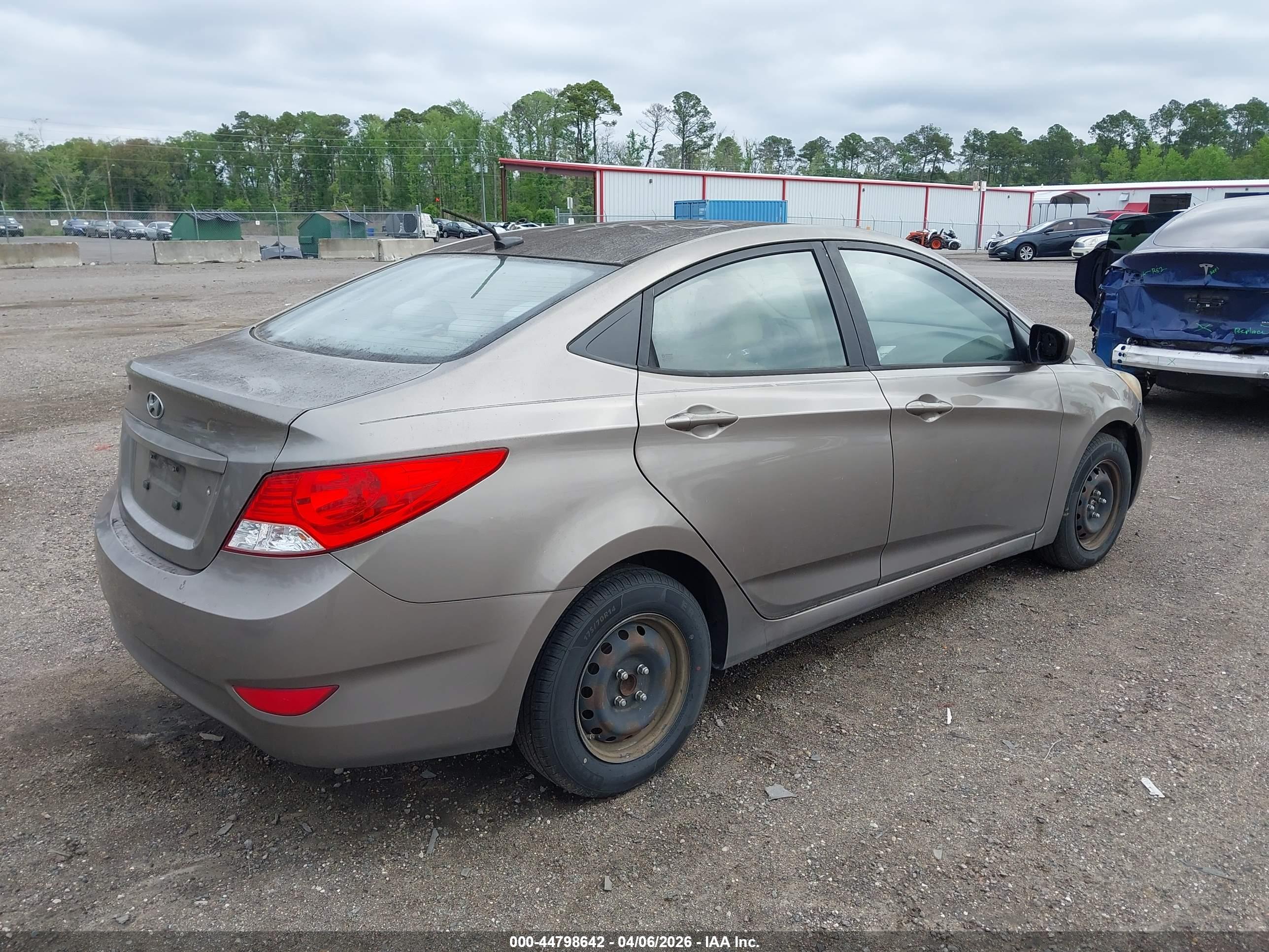 HYUNDAI ACCENT image 4