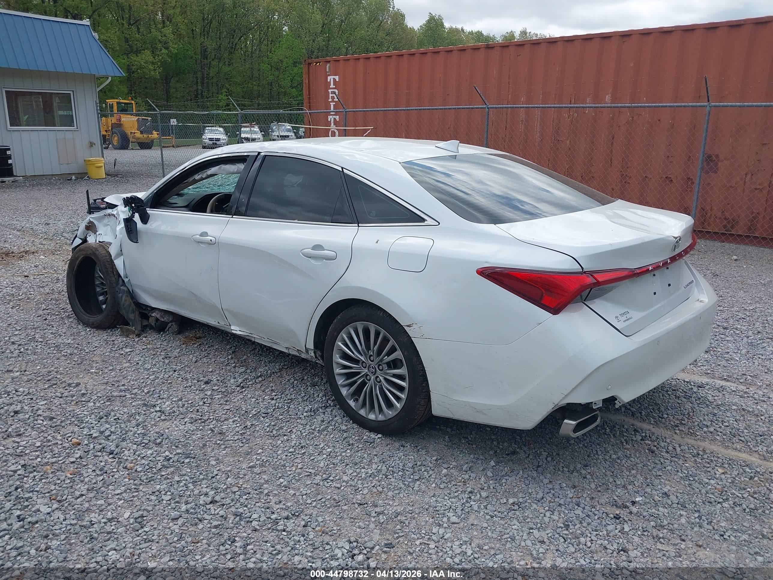 TOYOTA AVALON image 3