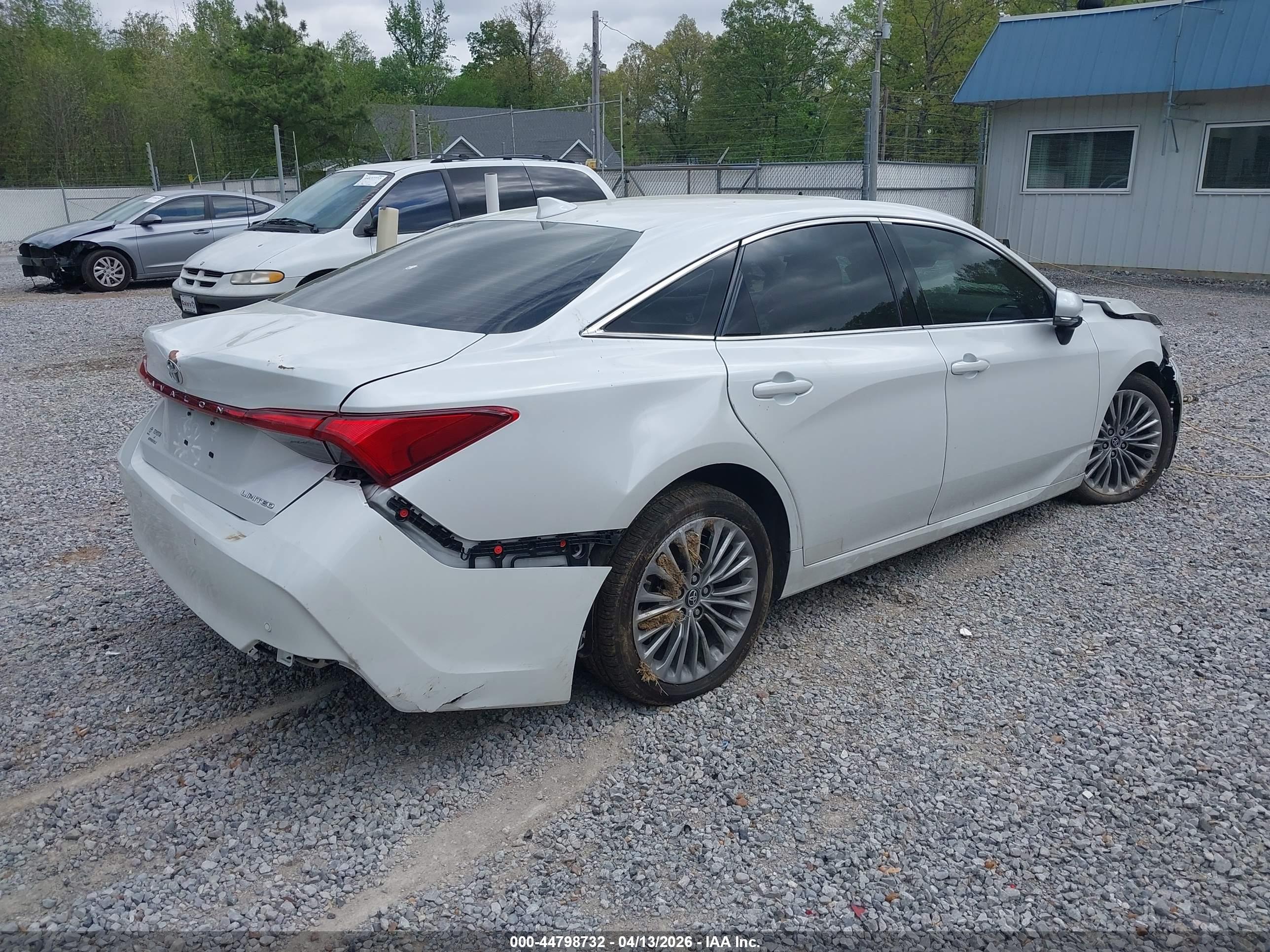 TOYOTA AVALON image 4