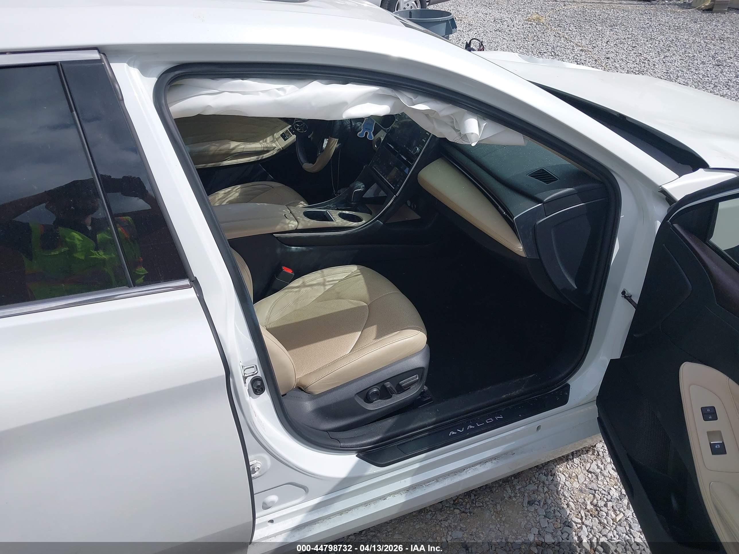 TOYOTA AVALON image 5