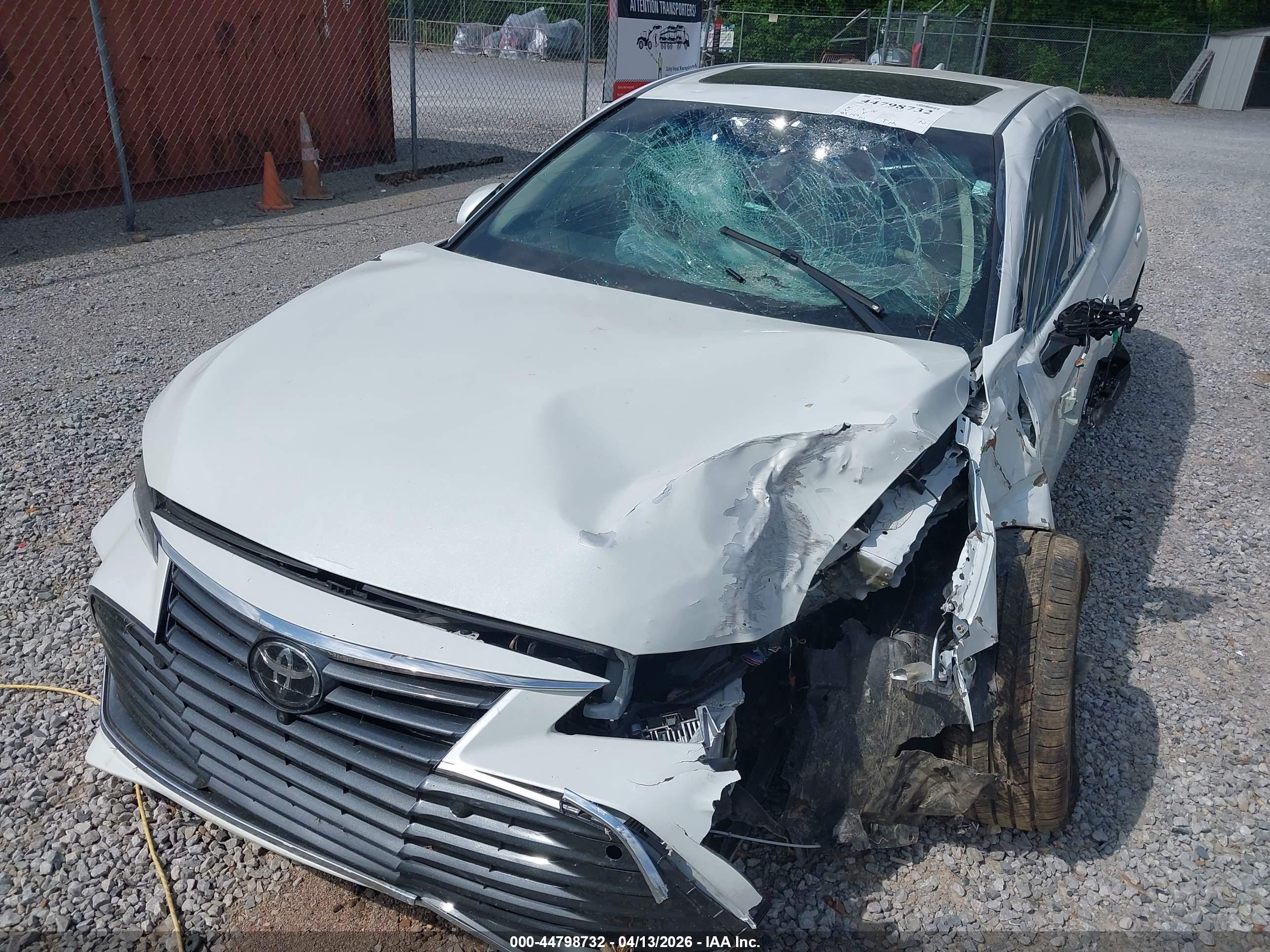TOYOTA AVALON image 6
