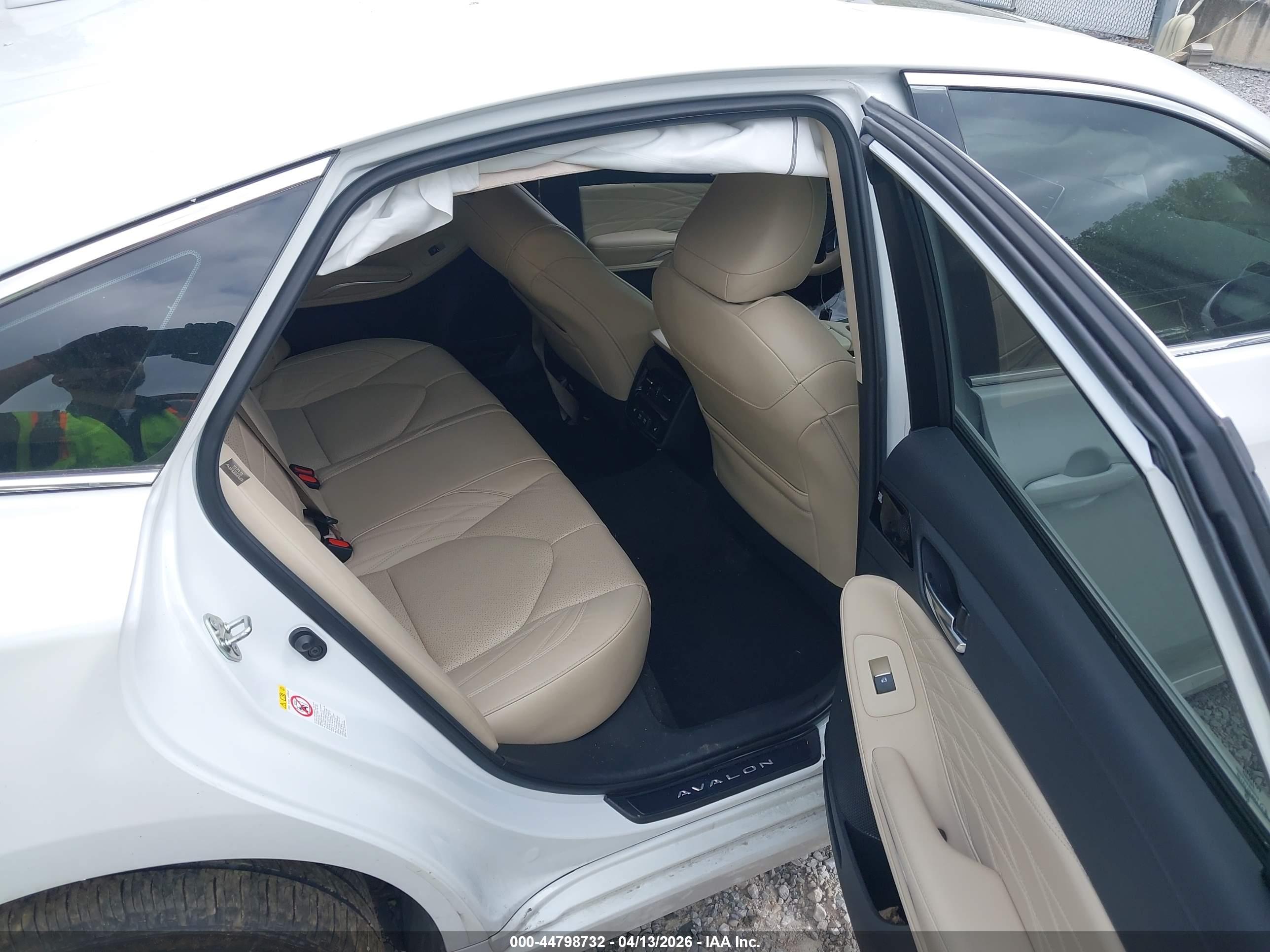TOYOTA AVALON image 8