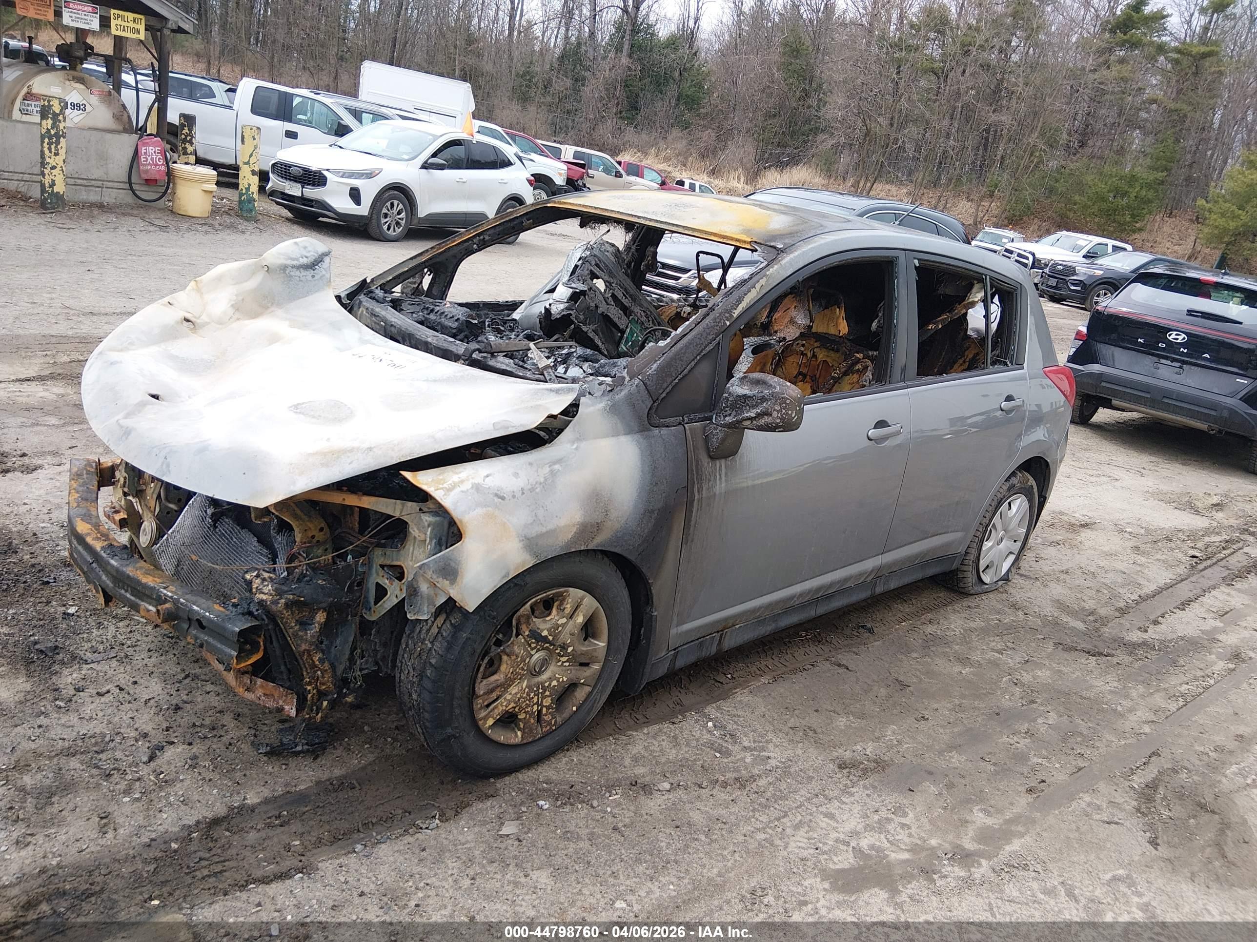 NISSAN VERSA image 2