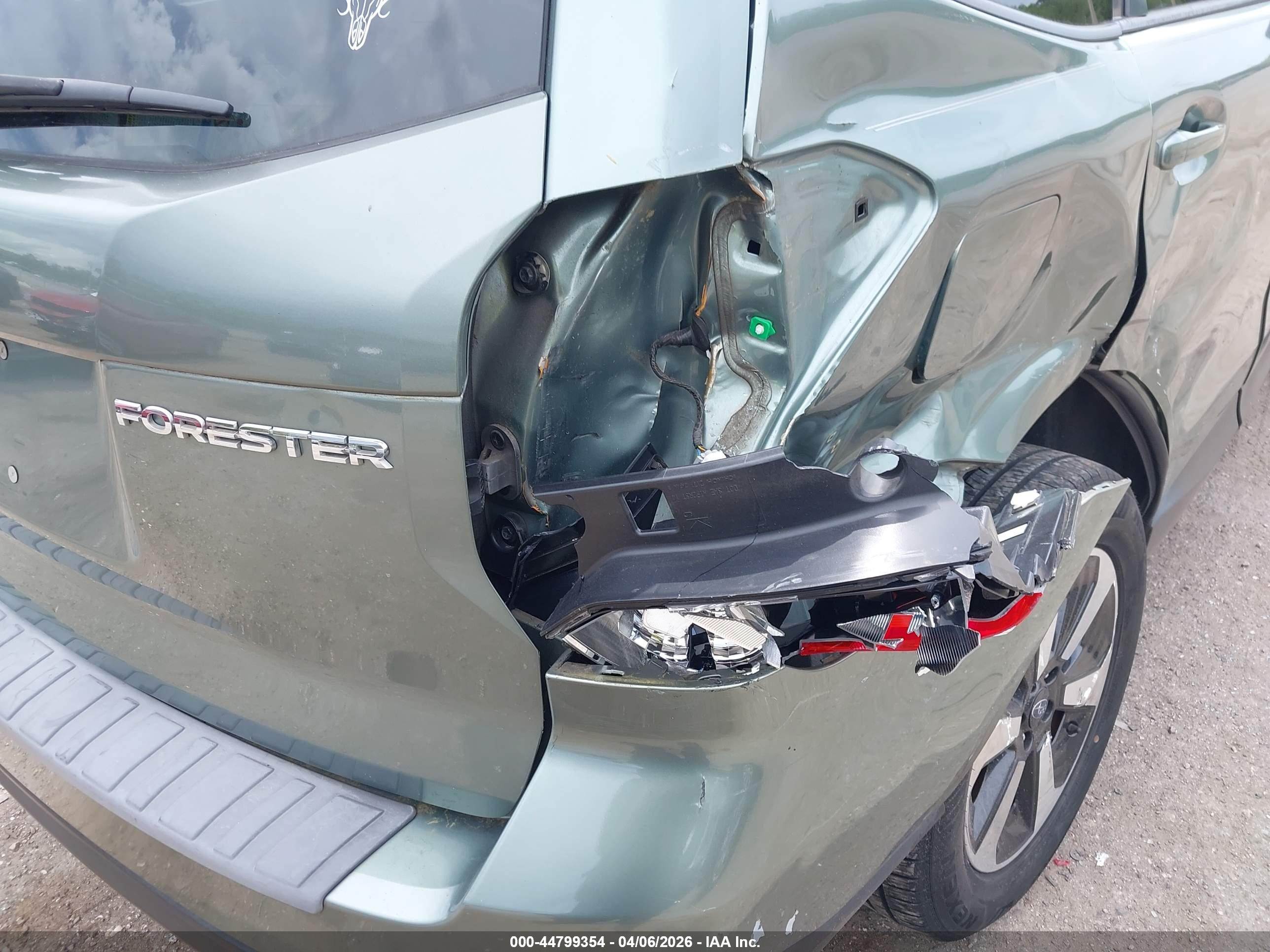 SUBARU FORESTER image 6