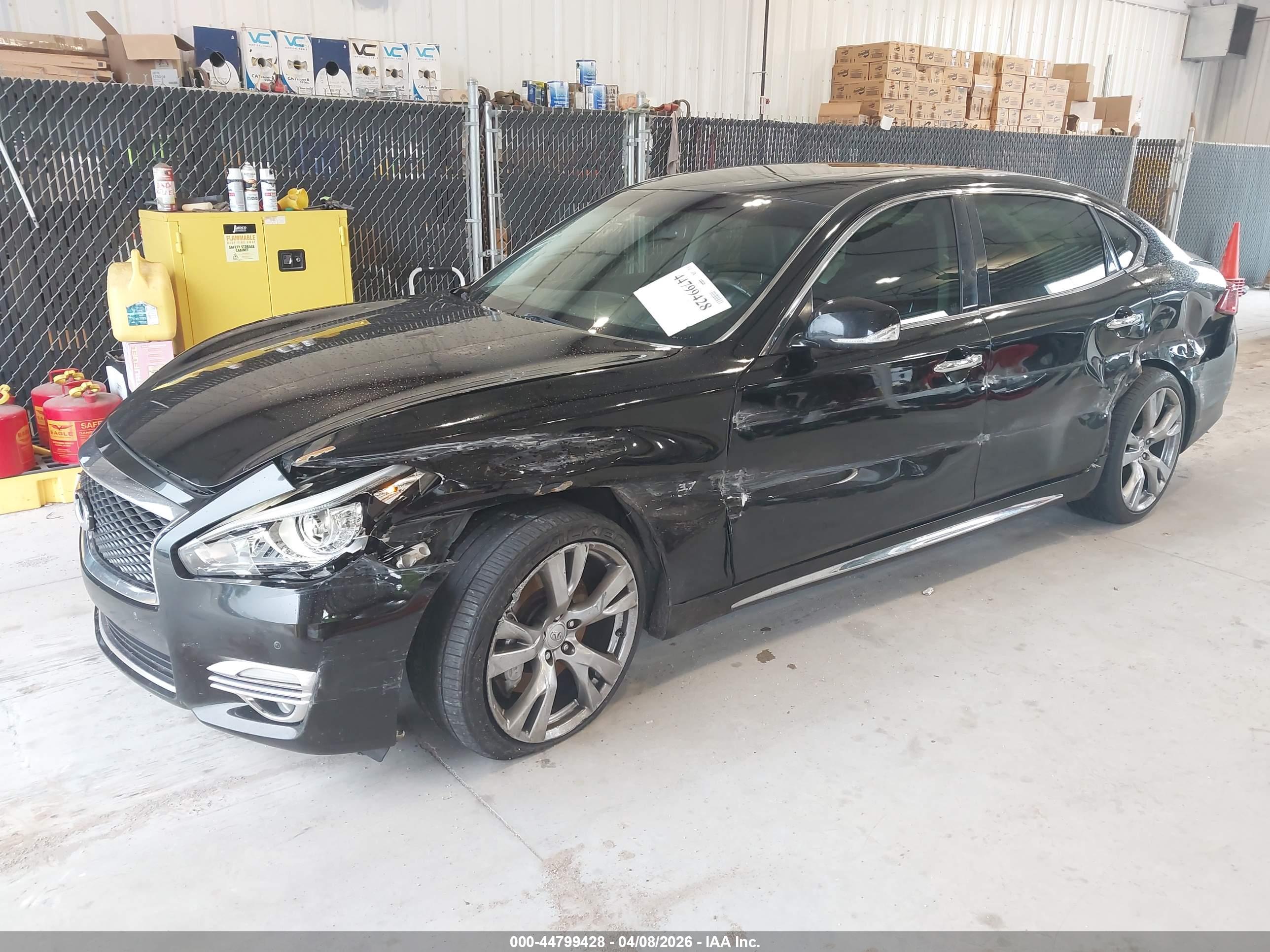INFINITI Q70L image 2