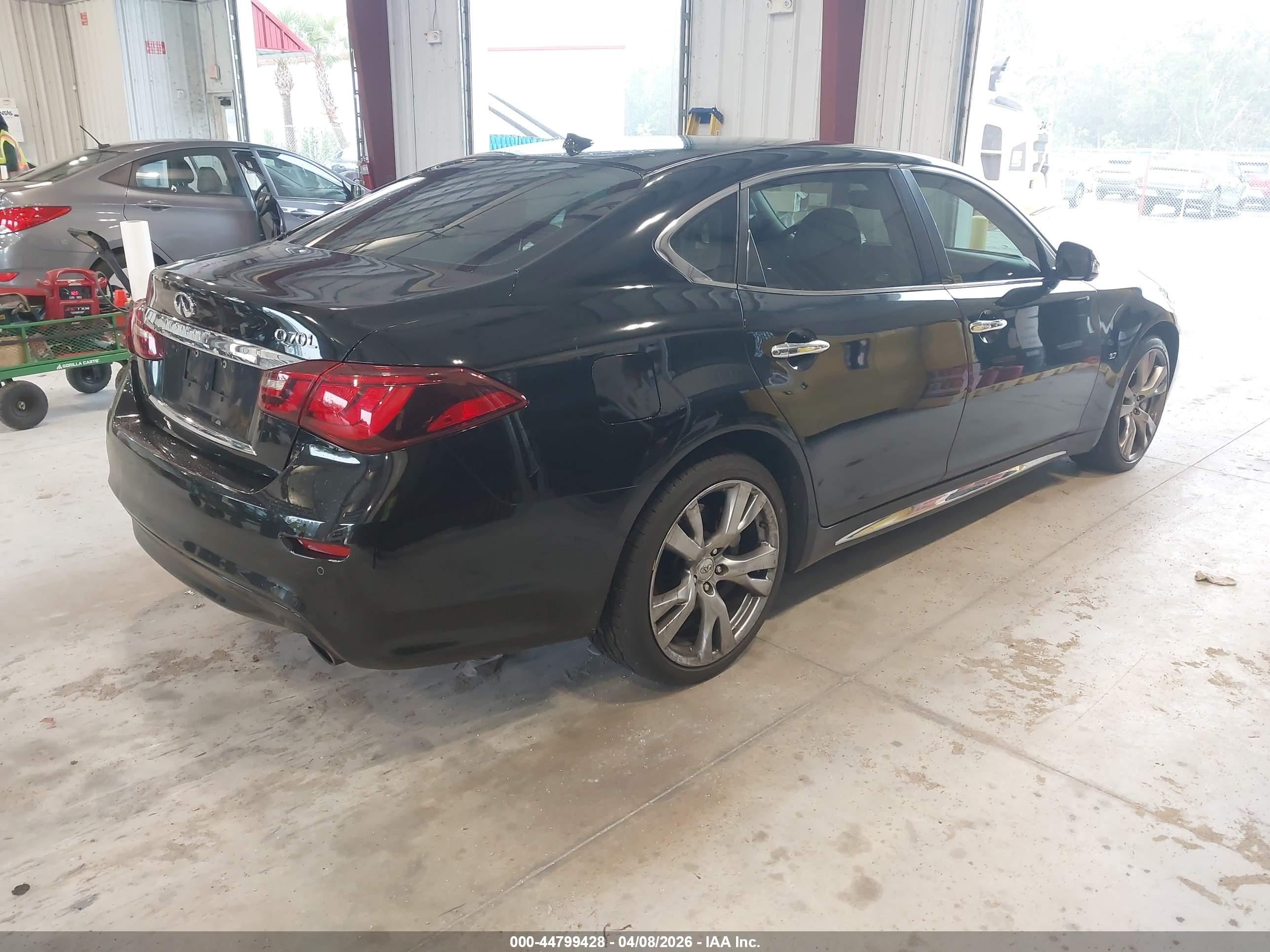 INFINITI Q70L image 4