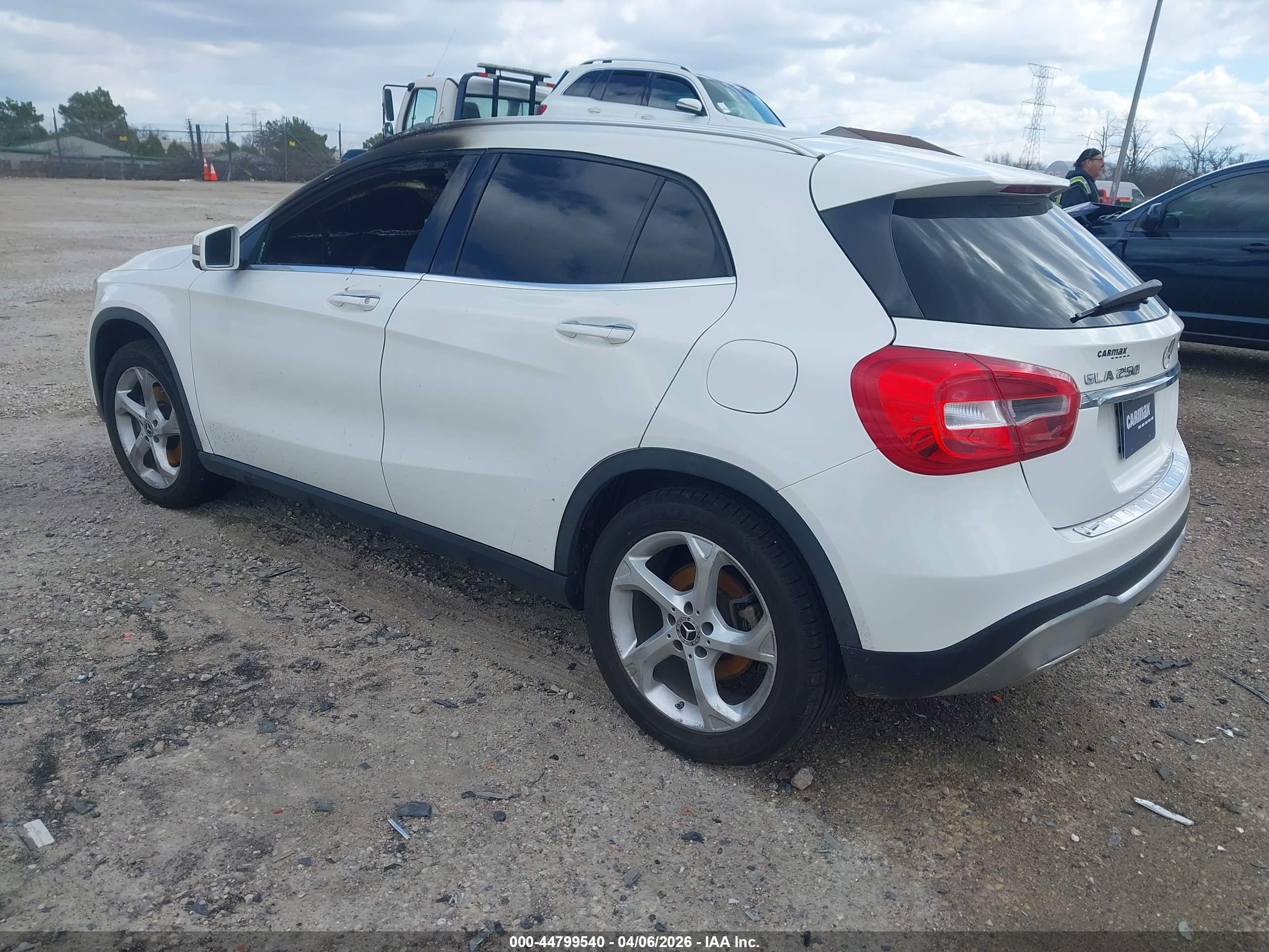 MERCEDES-BENZ GLA image 3