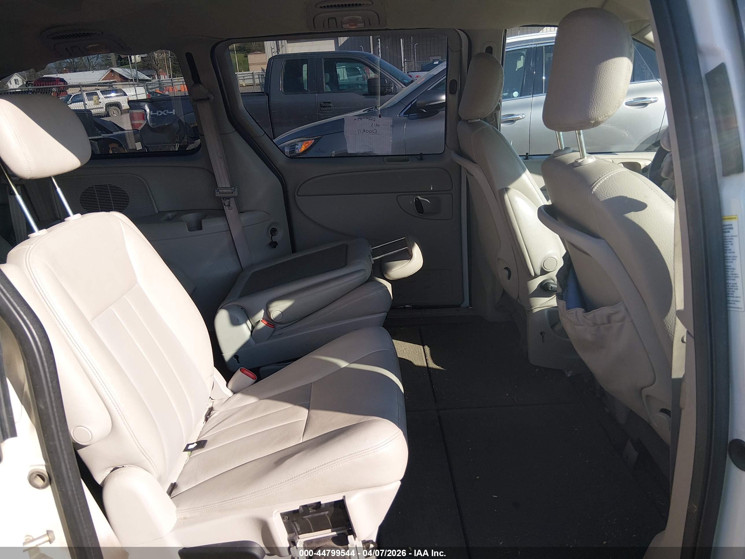 CHRYSLER TOWN image 8