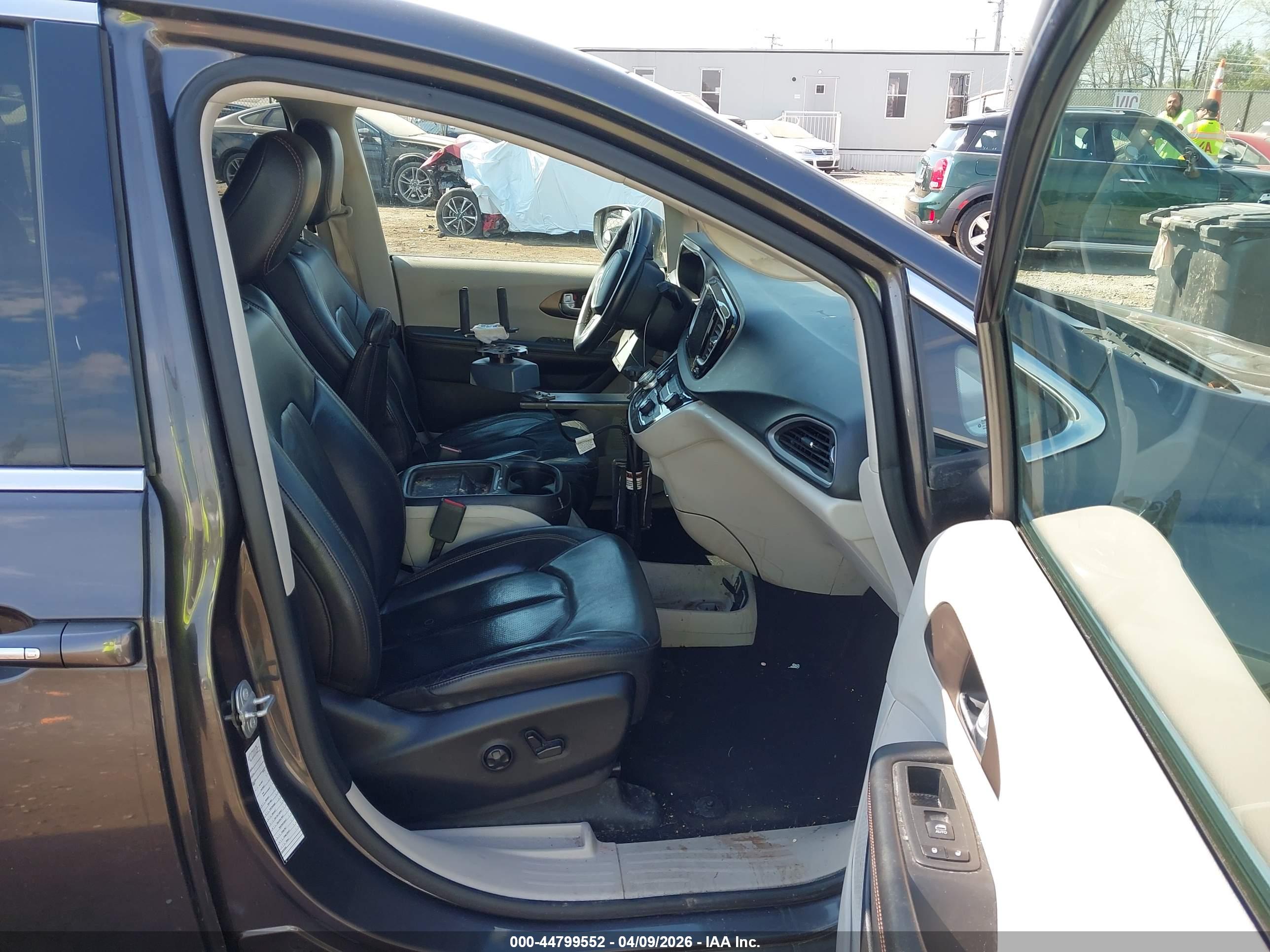 CHRYSLER PACIFICA image 5