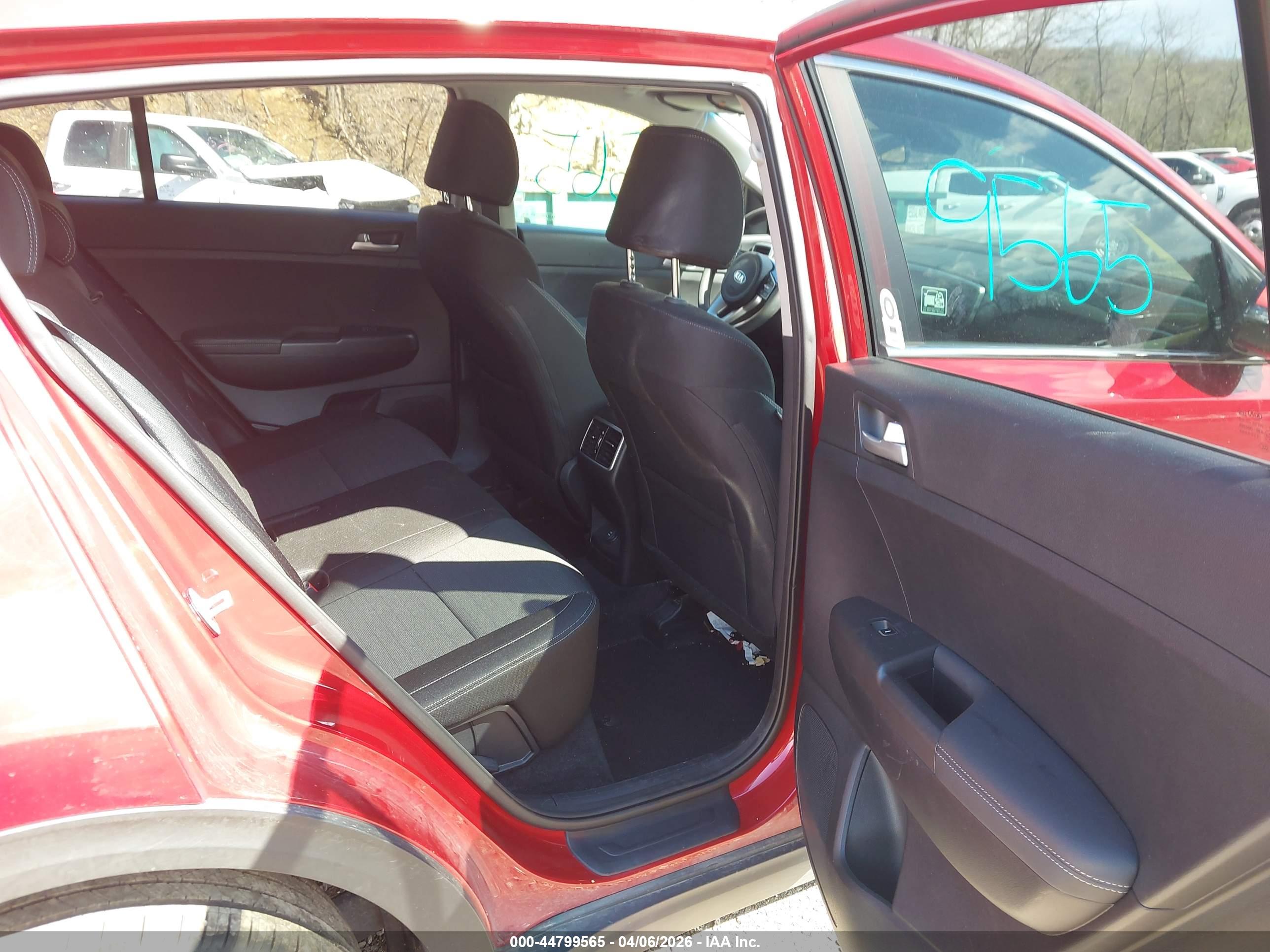 KIA SPORTAGE image 8