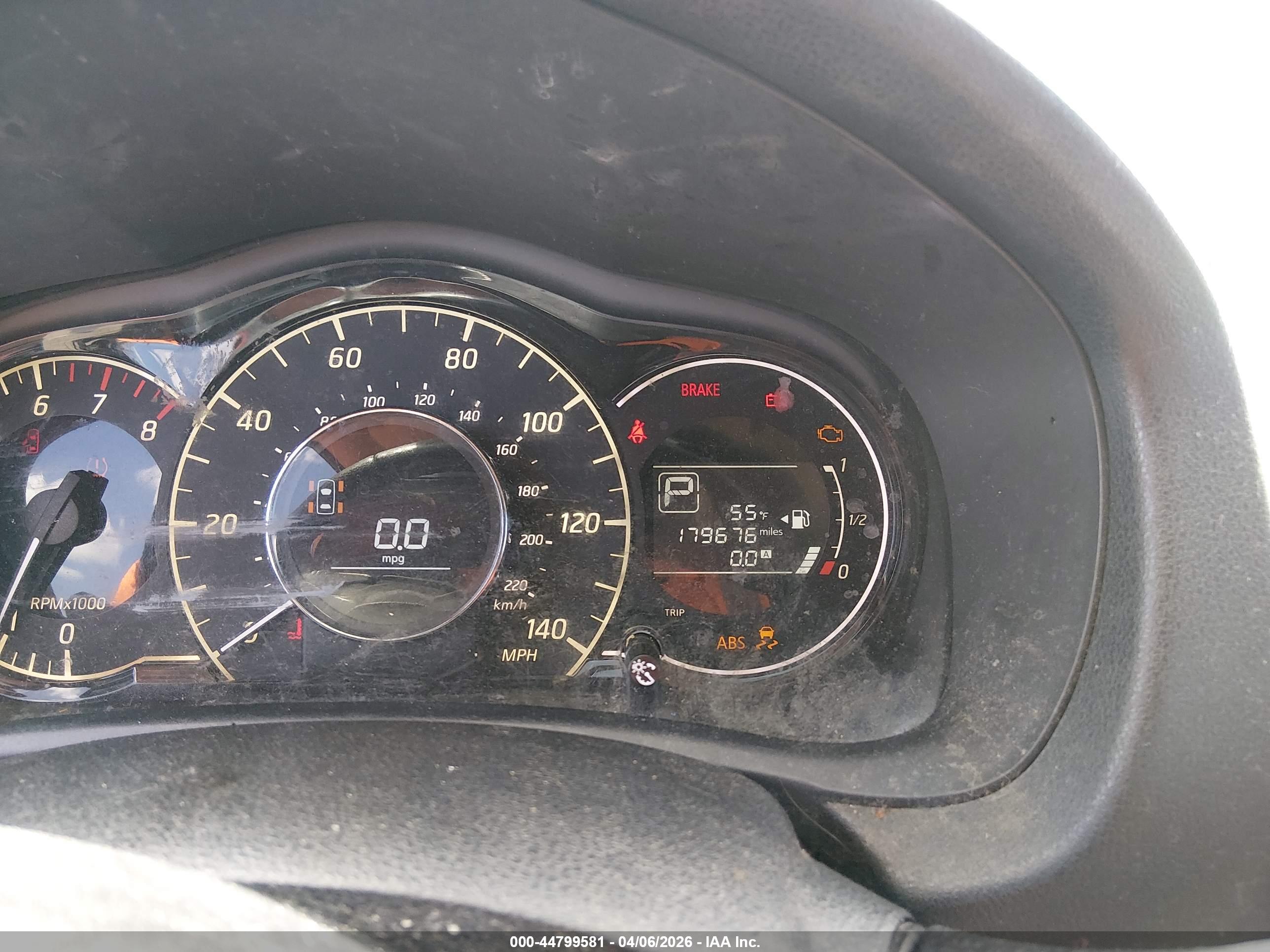 NISSAN VERSA image 7