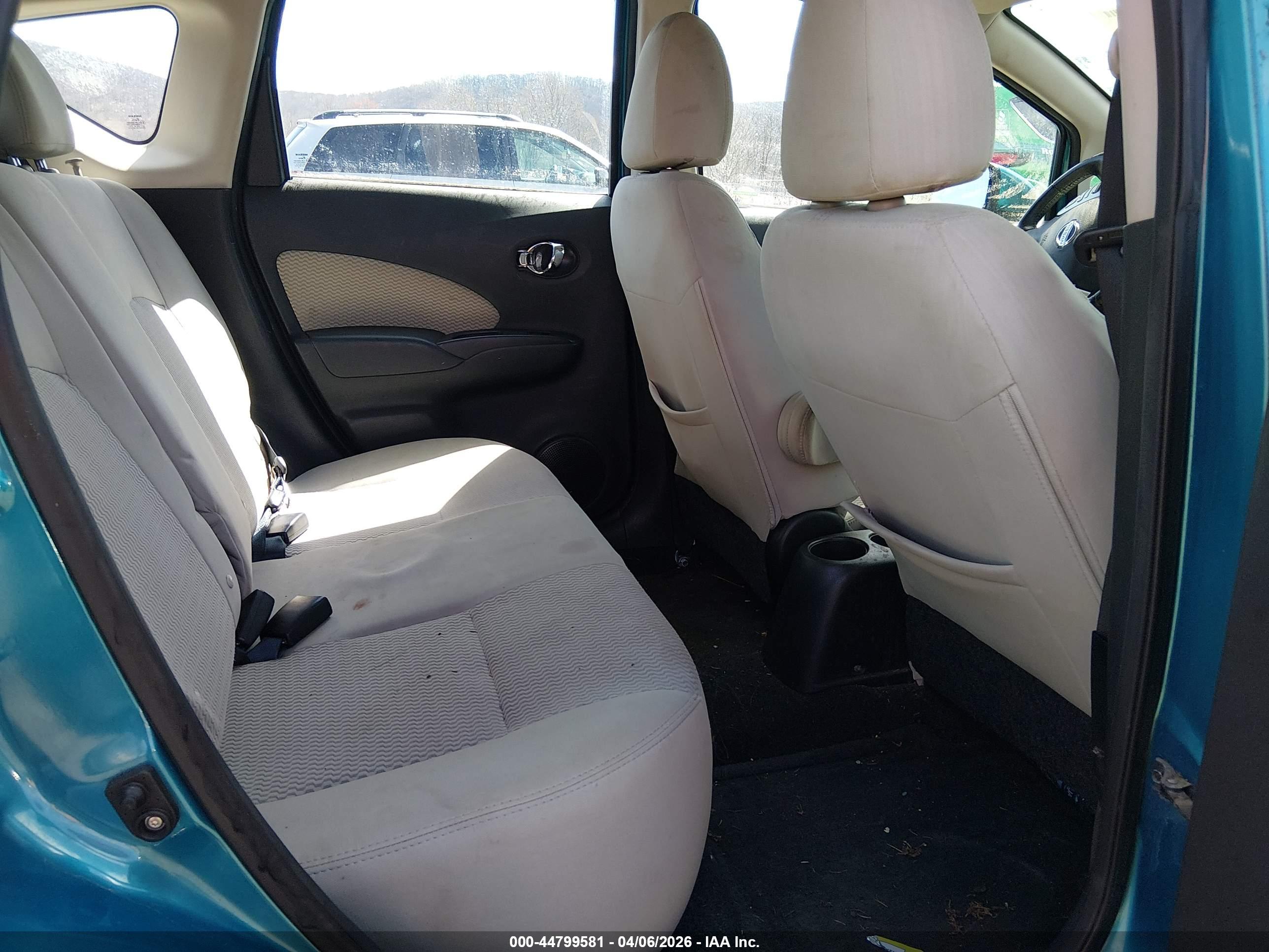NISSAN VERSA image 8