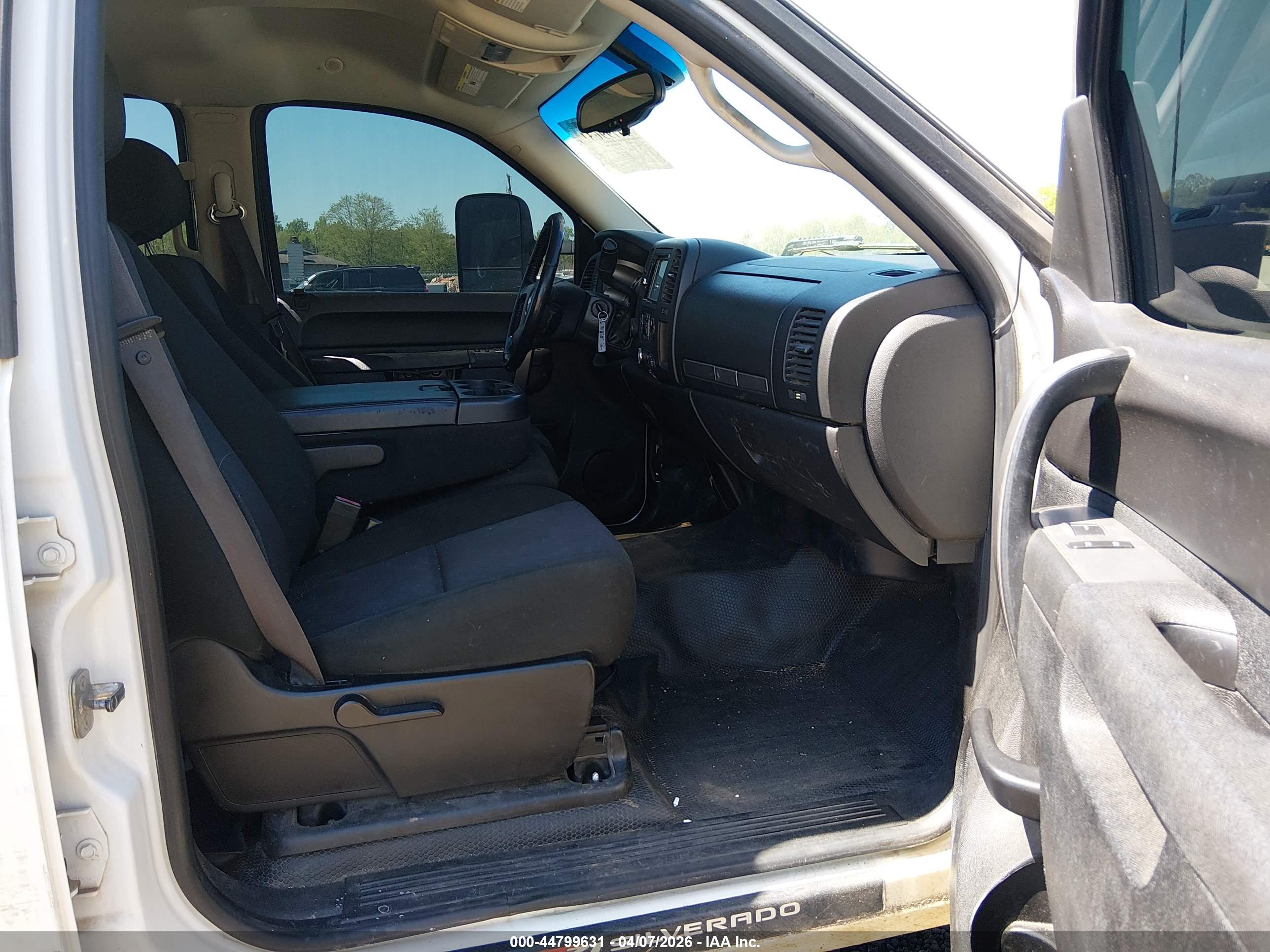 CHEVROLET SILVERADO image 5