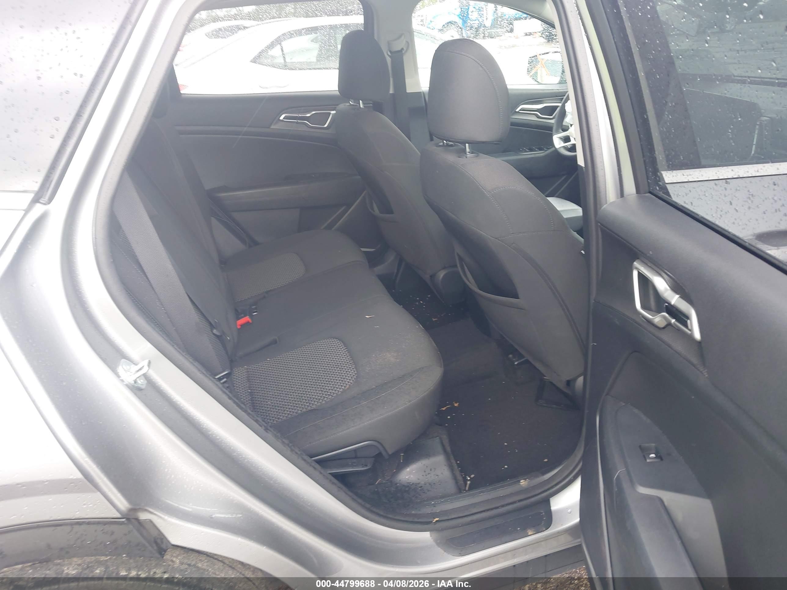 KIA SPORTAGE image 8
