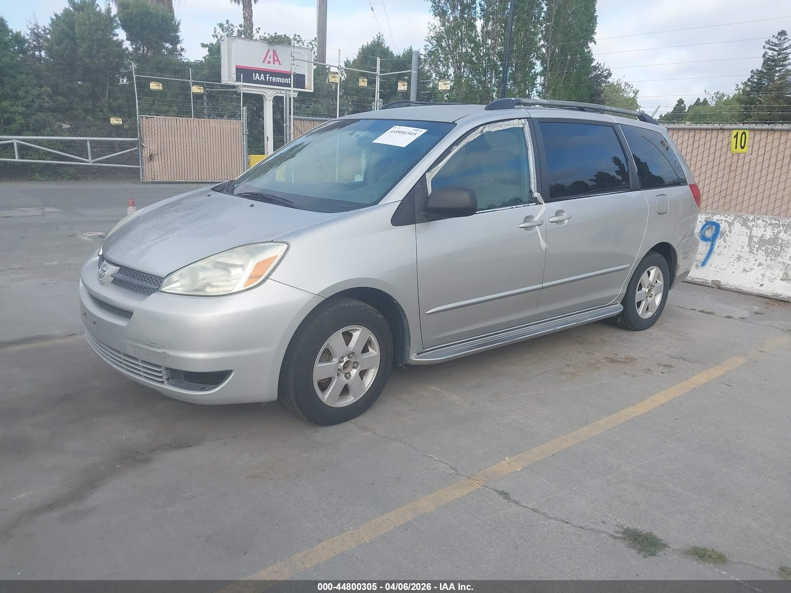 TOYOTA SIENNA image 2