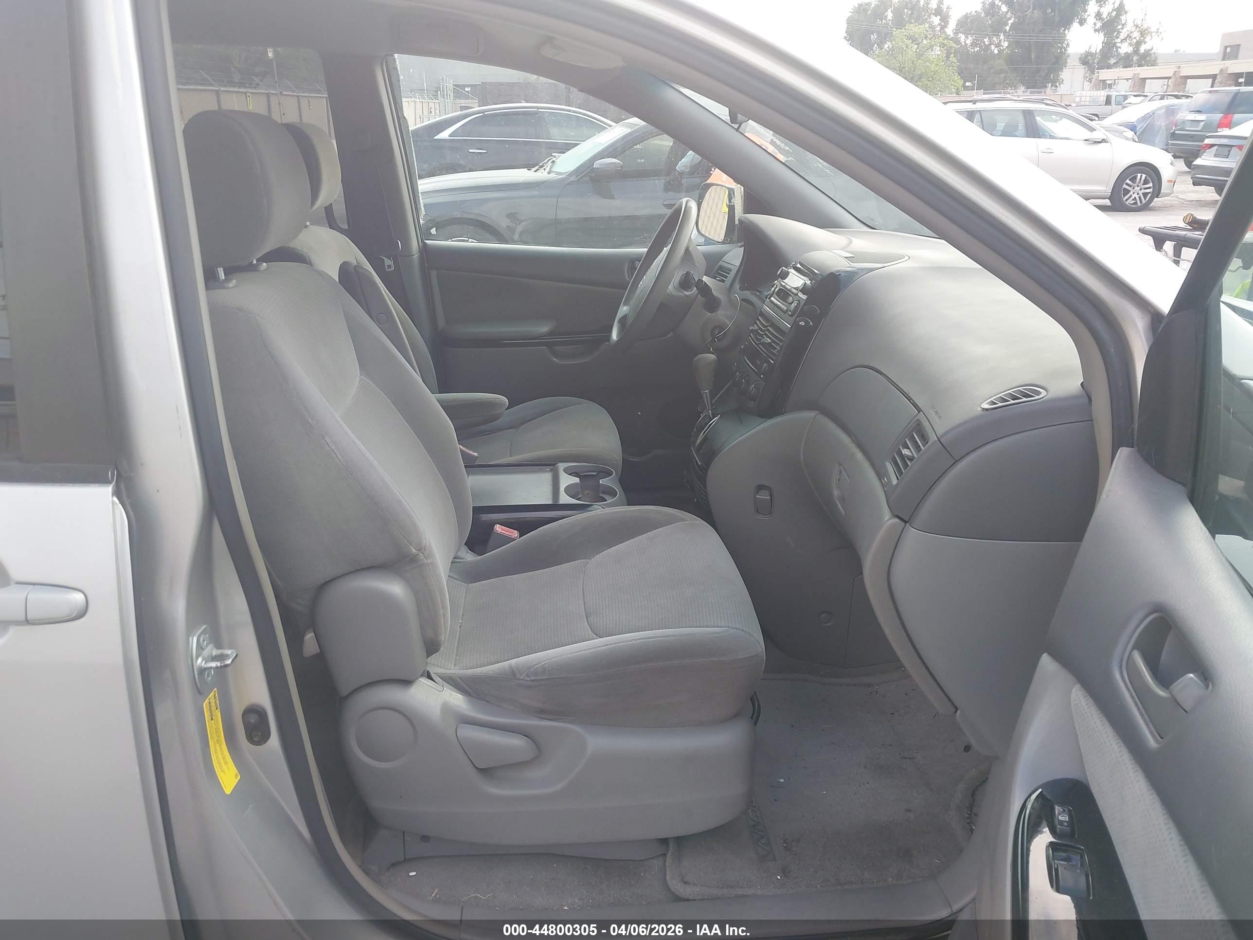 TOYOTA SIENNA image 5