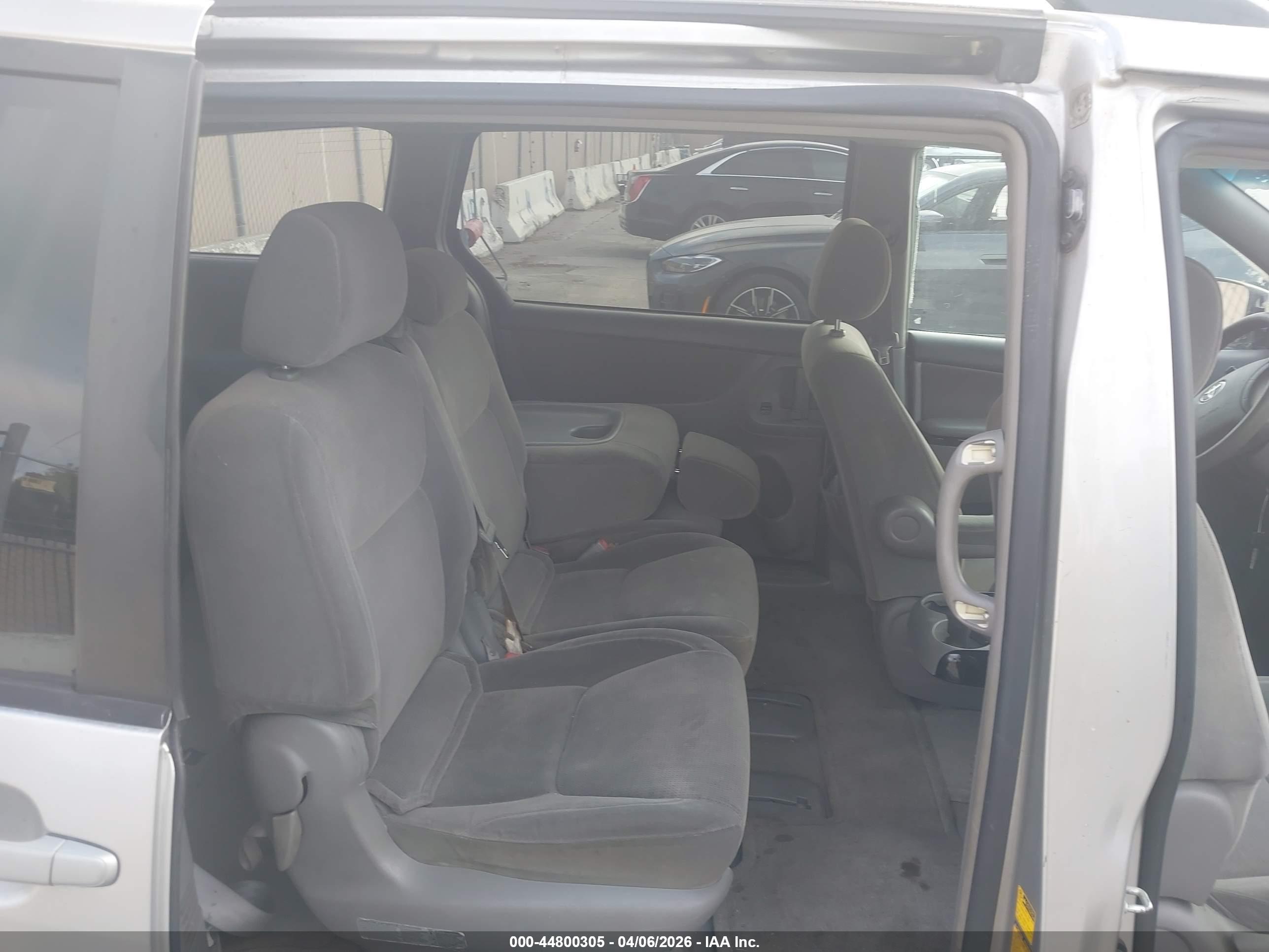 TOYOTA SIENNA image 8