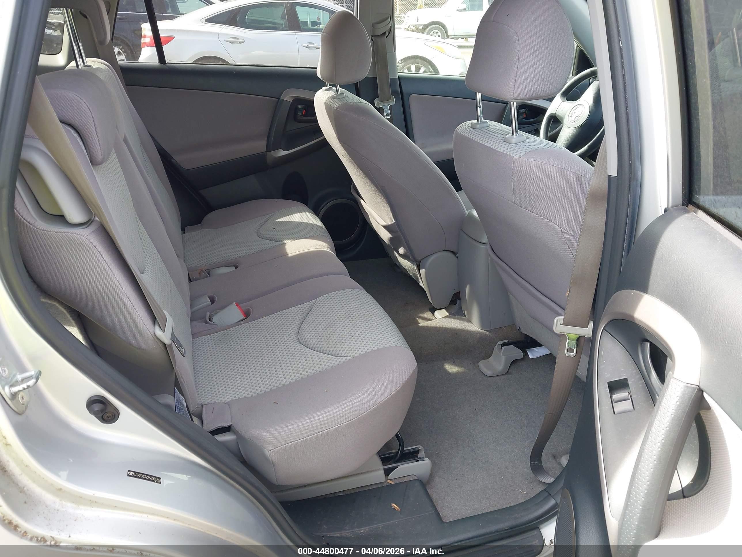 TOYOTA RAV4 image 8