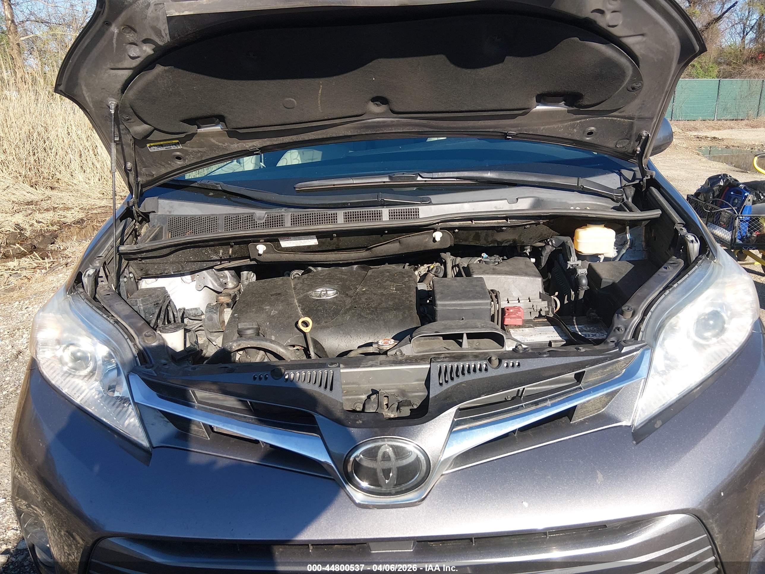 TOYOTA SIENNA image 10