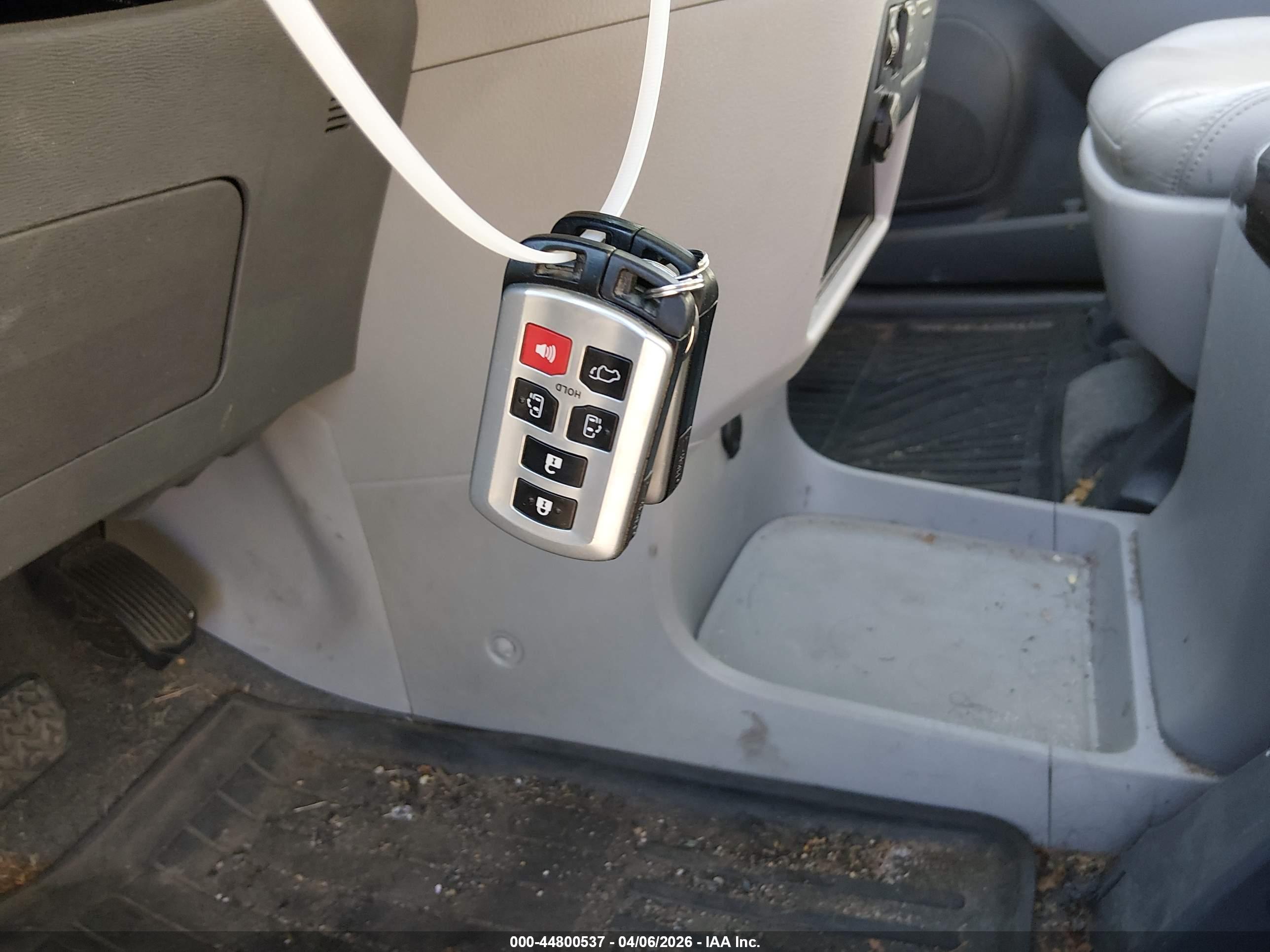 TOYOTA SIENNA image 11