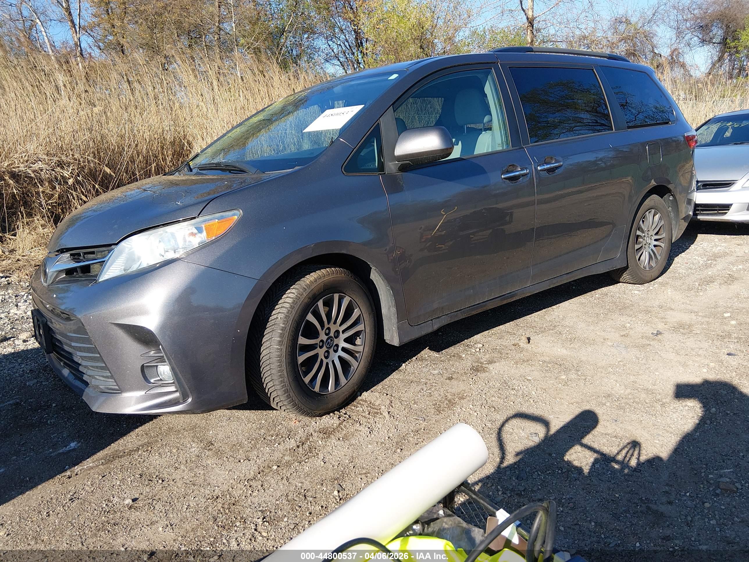 TOYOTA SIENNA image 2