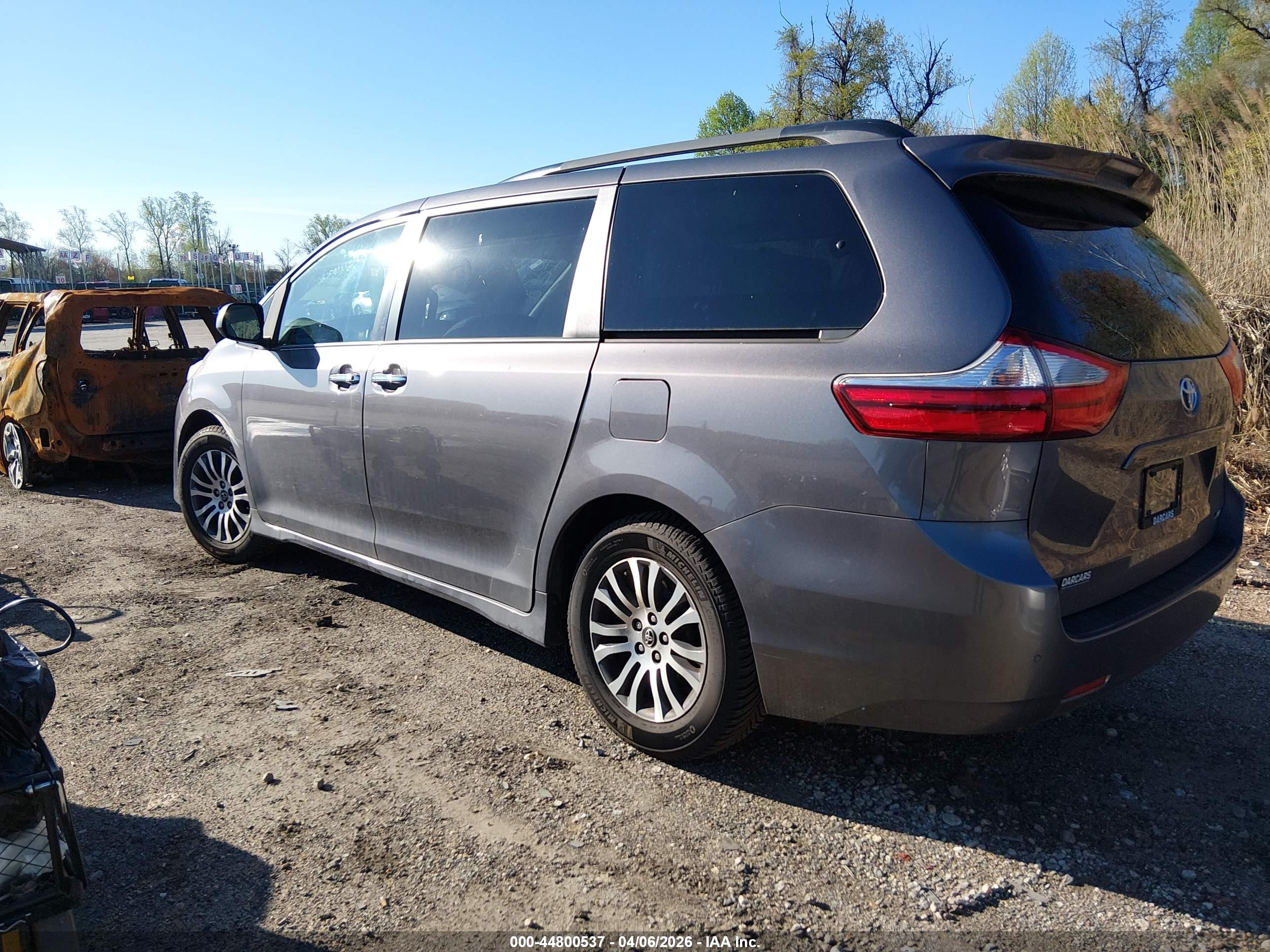 TOYOTA SIENNA image 3