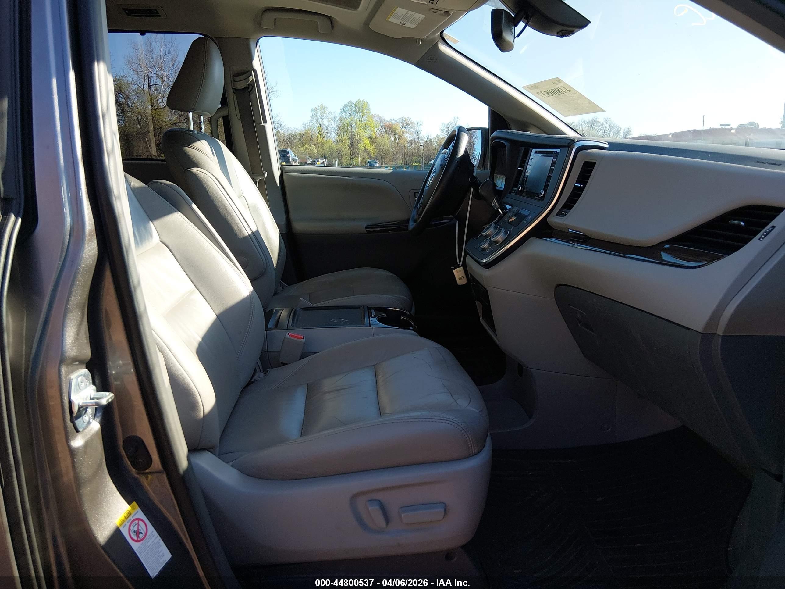 TOYOTA SIENNA image 5