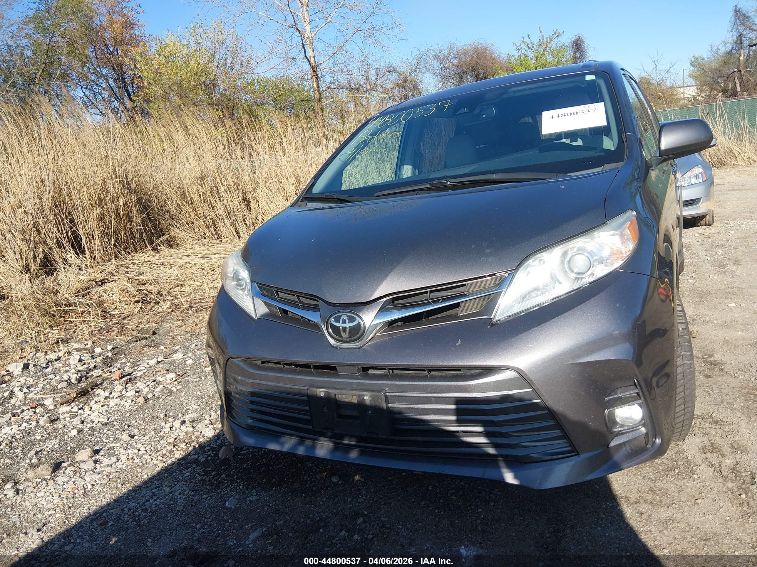 TOYOTA SIENNA image 6