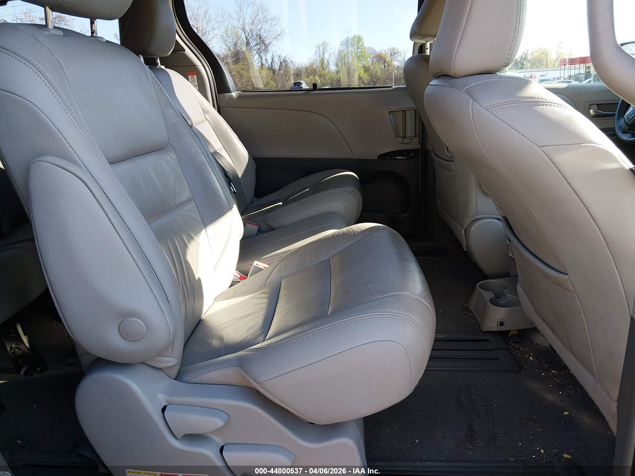 TOYOTA SIENNA image 8