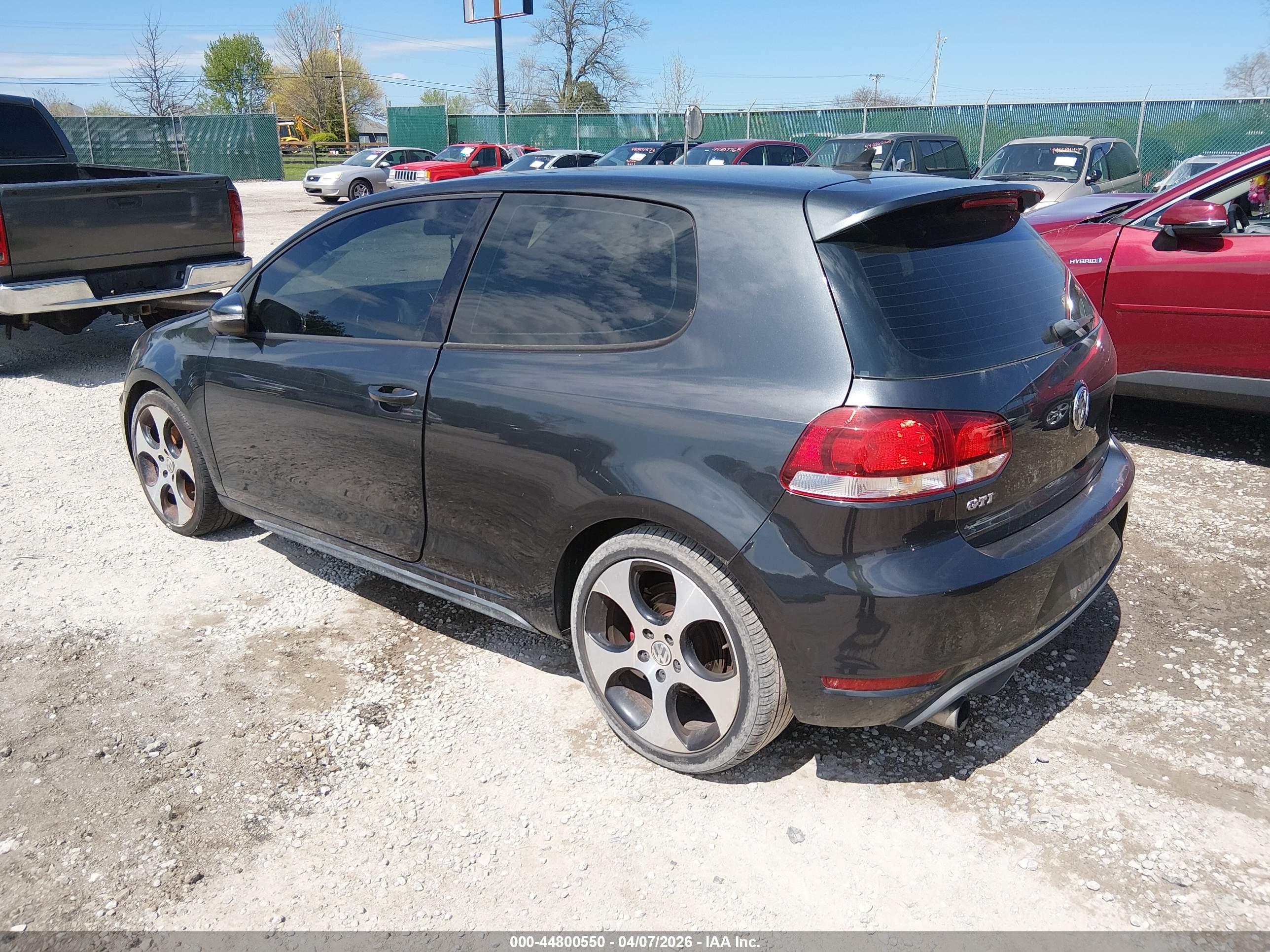 VOLKSWAGEN GTI image 3