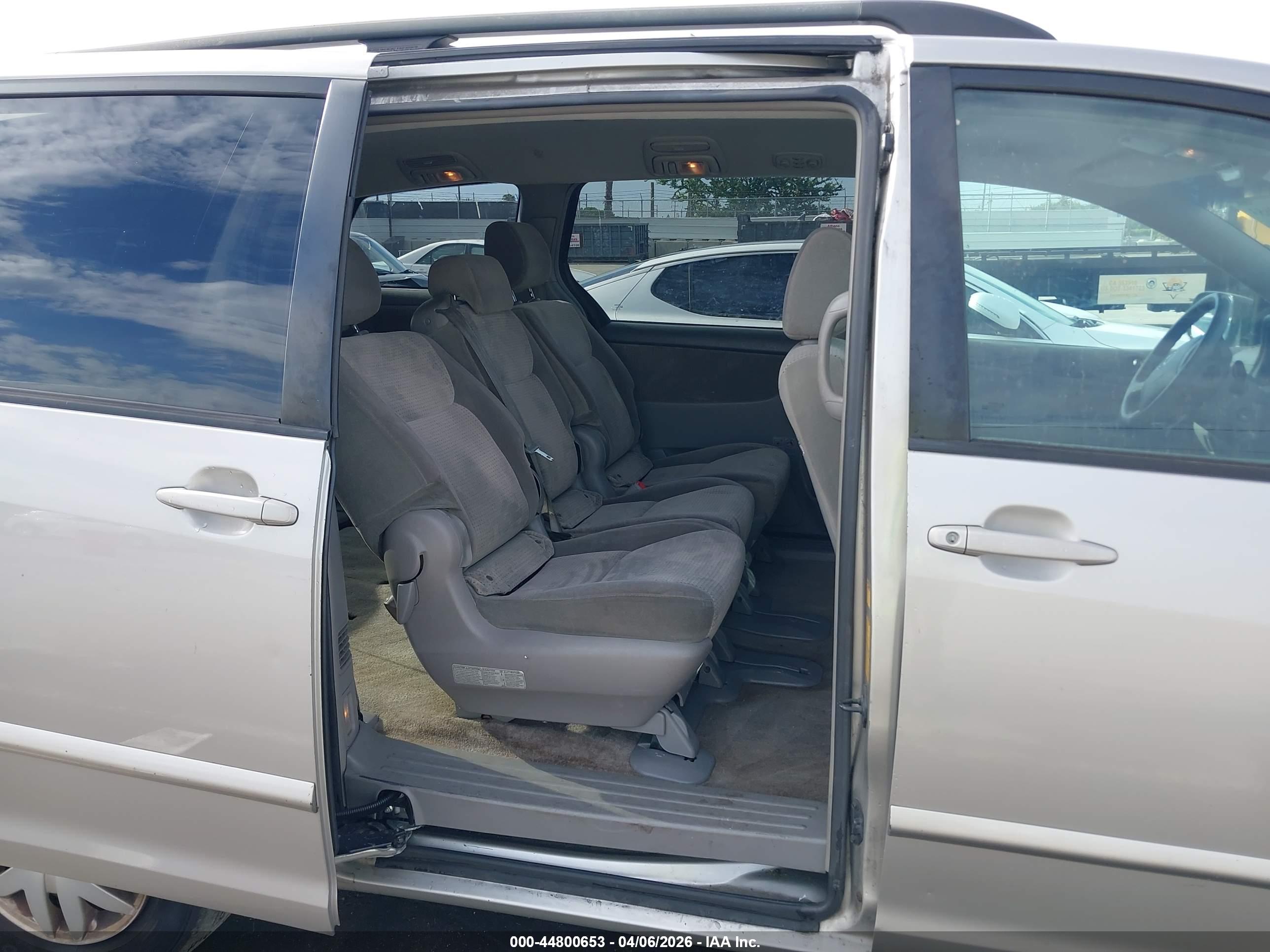 TOYOTA SIENNA image 8