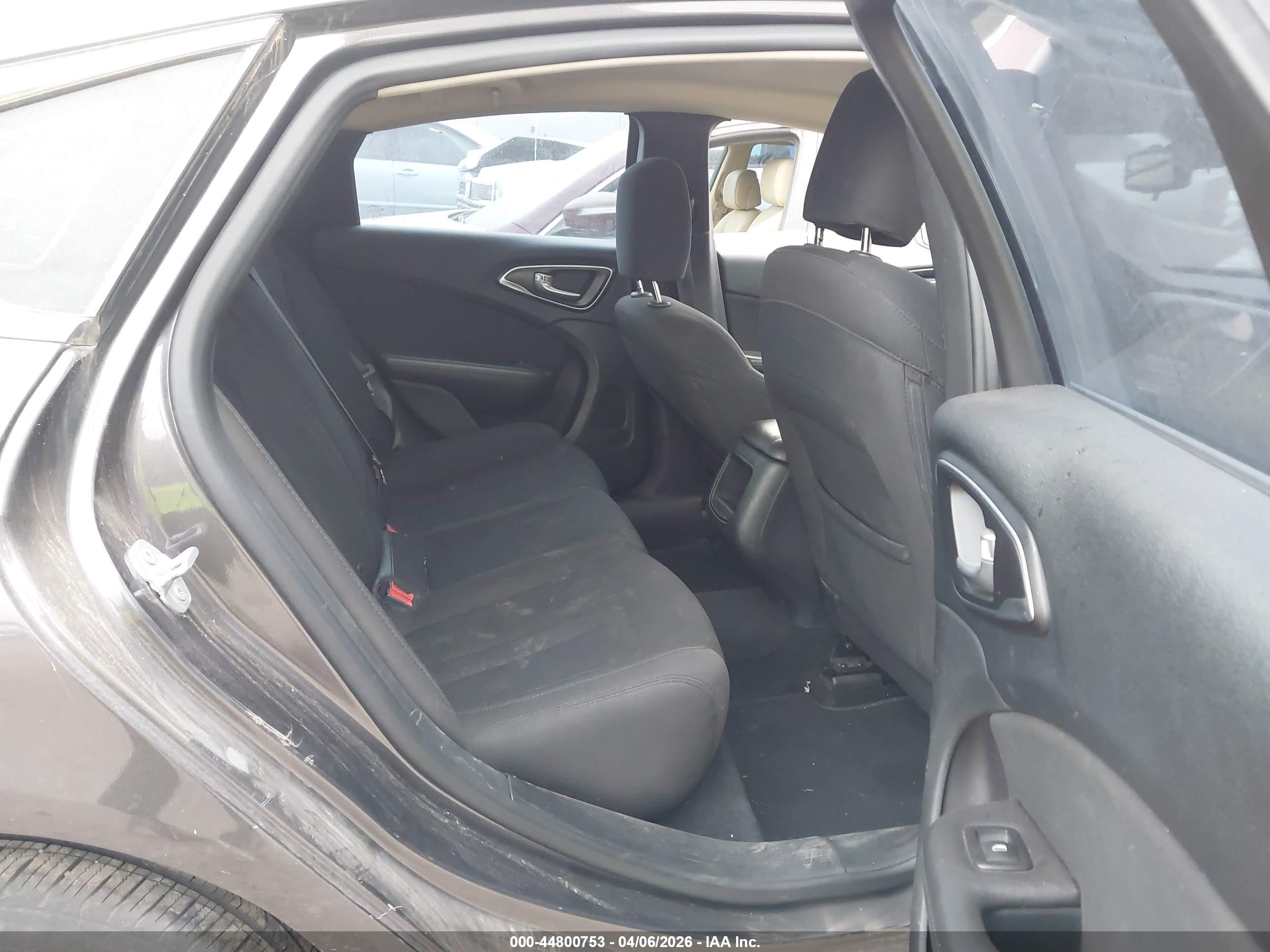 CHRYSLER 200 image 8